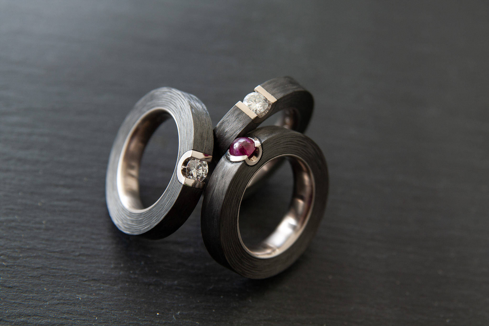 Damenring in Weissgold 750 mit Diamanten im Brillantschliff und Rubin Cabochon