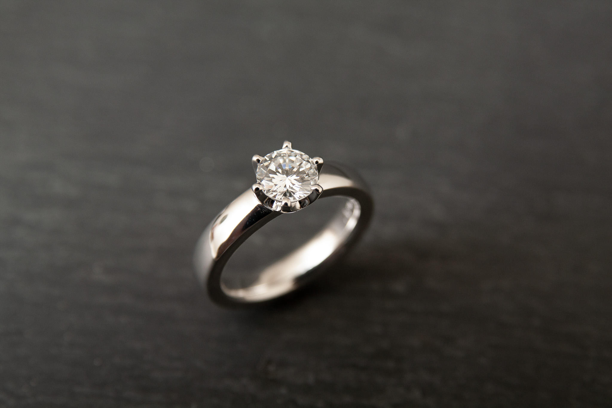 Solitair in Weissgold 750 mit Diamanten im Brillantschliff