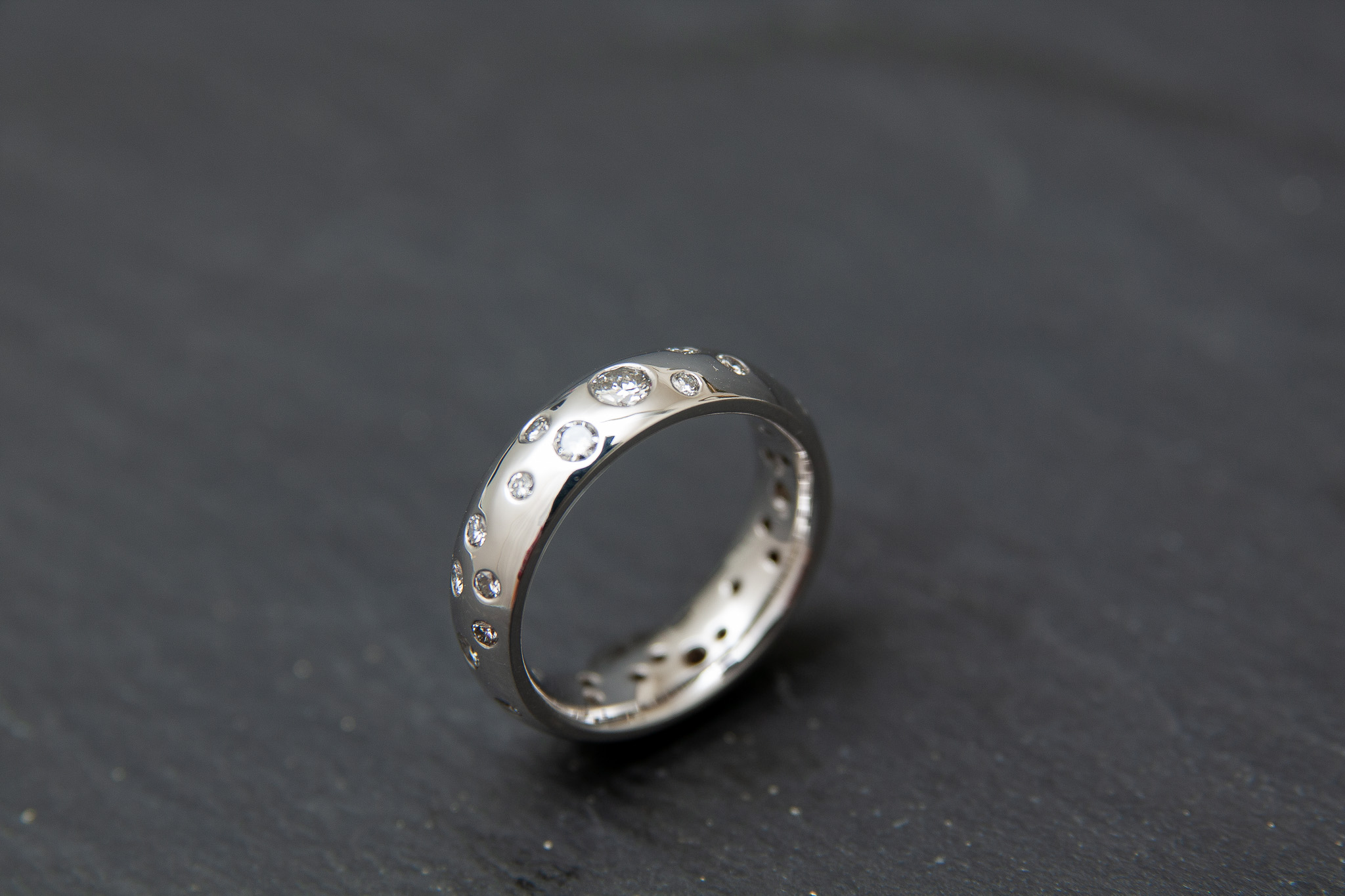 Damenring in Weissgold 750 mit Diamanten im Brillantschliff