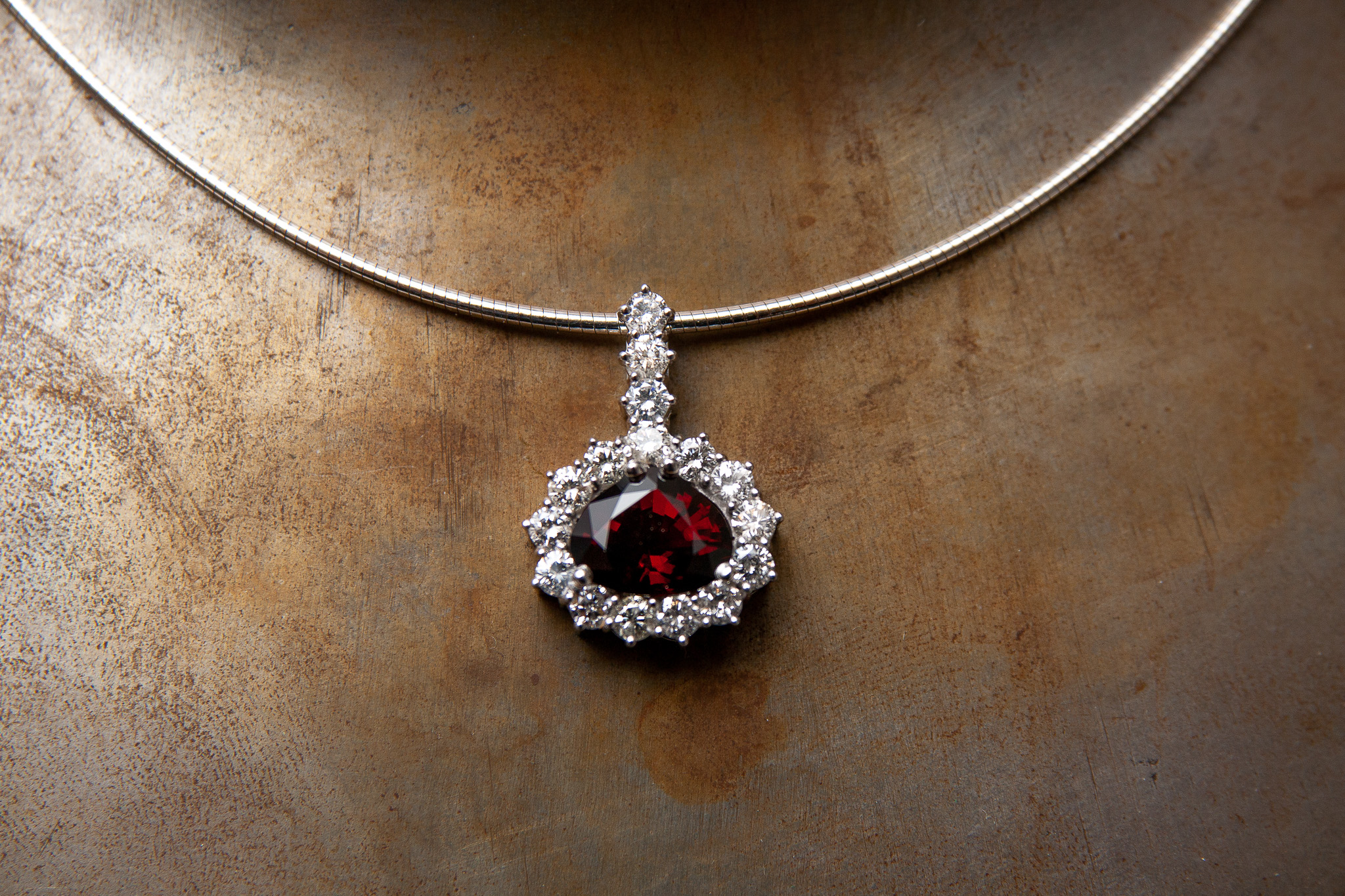 Anhänger in Weissgold 750 mit Diamanten im Brillantschliff und Spinell, facettiert