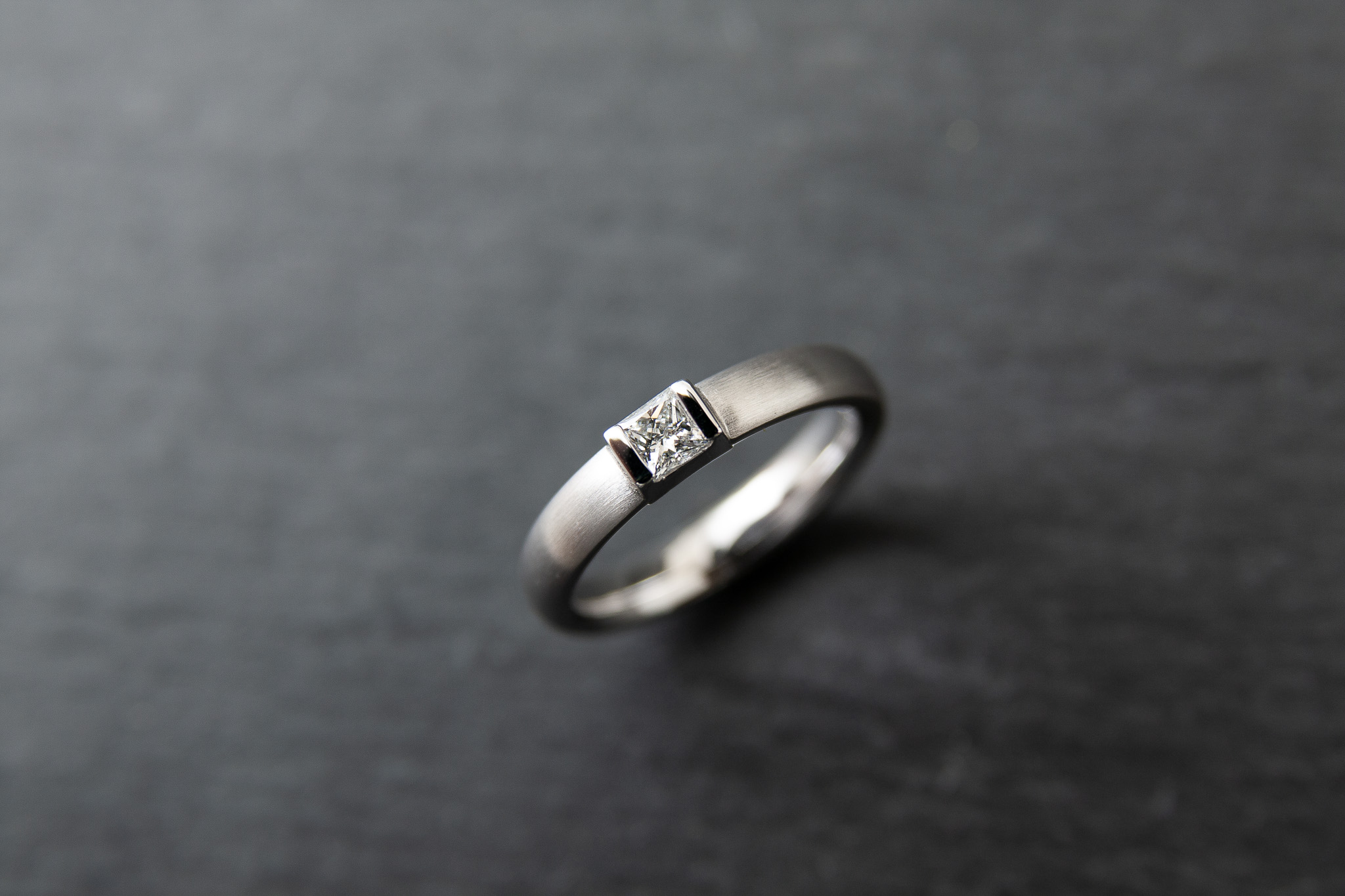 Solitair in Weissgold 750 mit Diamanten Carré