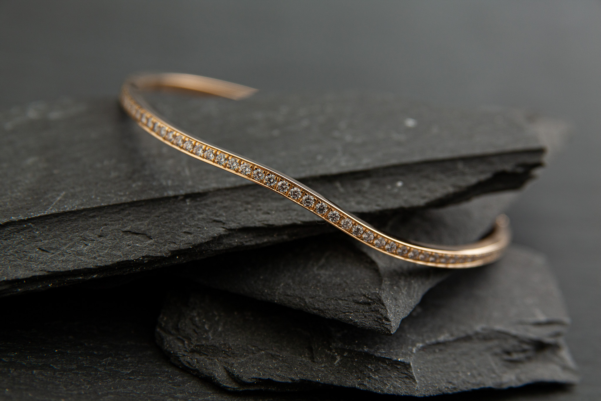 Armreif in Gelbgold 750 mit Diamanten im Brillantschliff