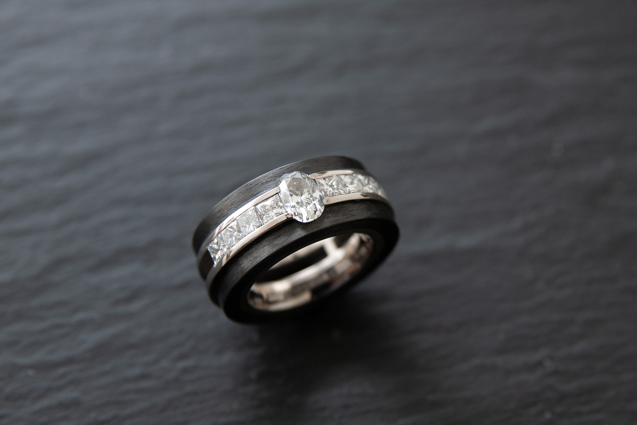 Damenring in Weissgold 750 mit Carbon, Diamanten Carré und Oval