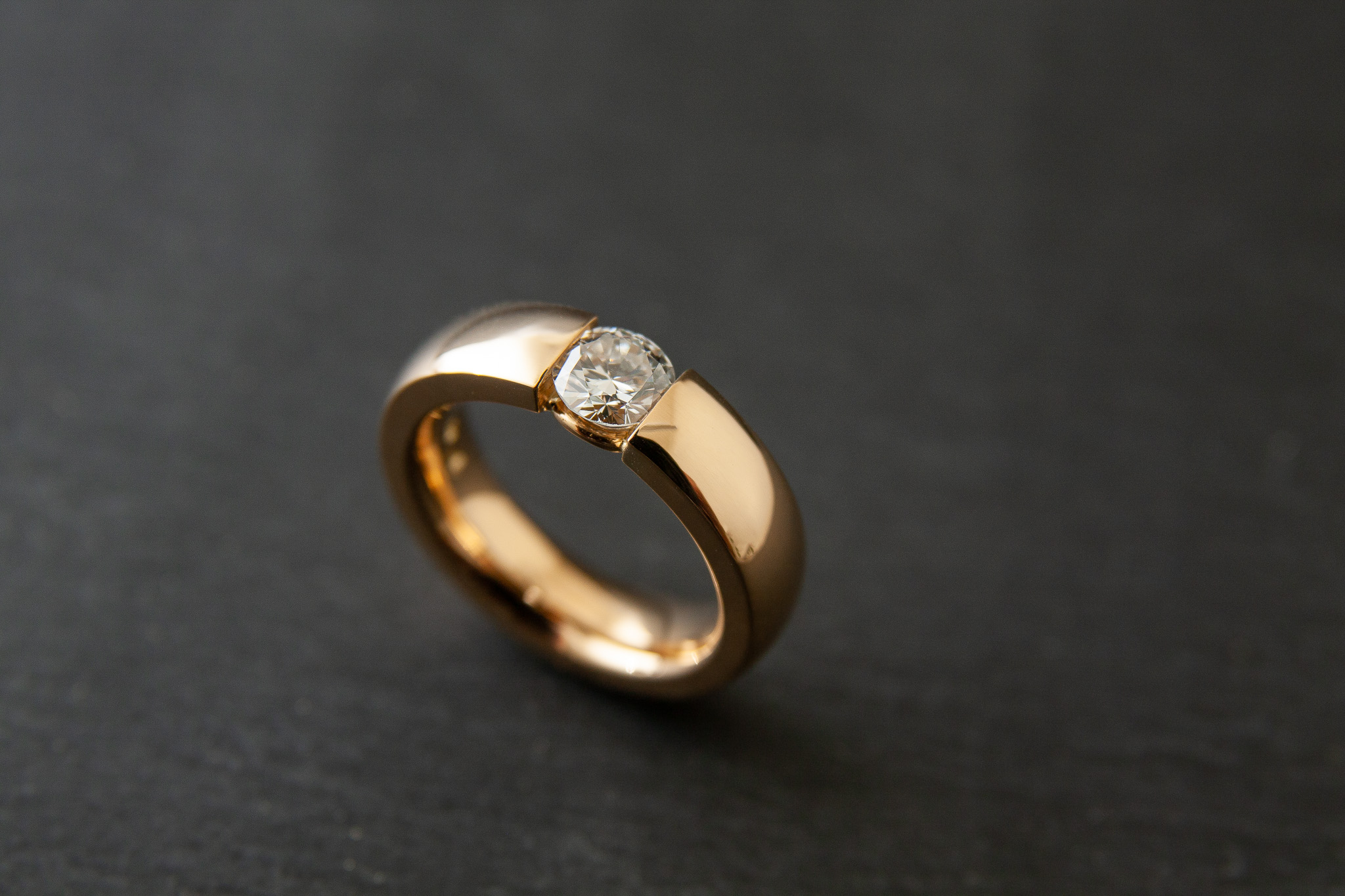 Solitair in Gelbgold 750 mit Diamanten im Brillantschliff