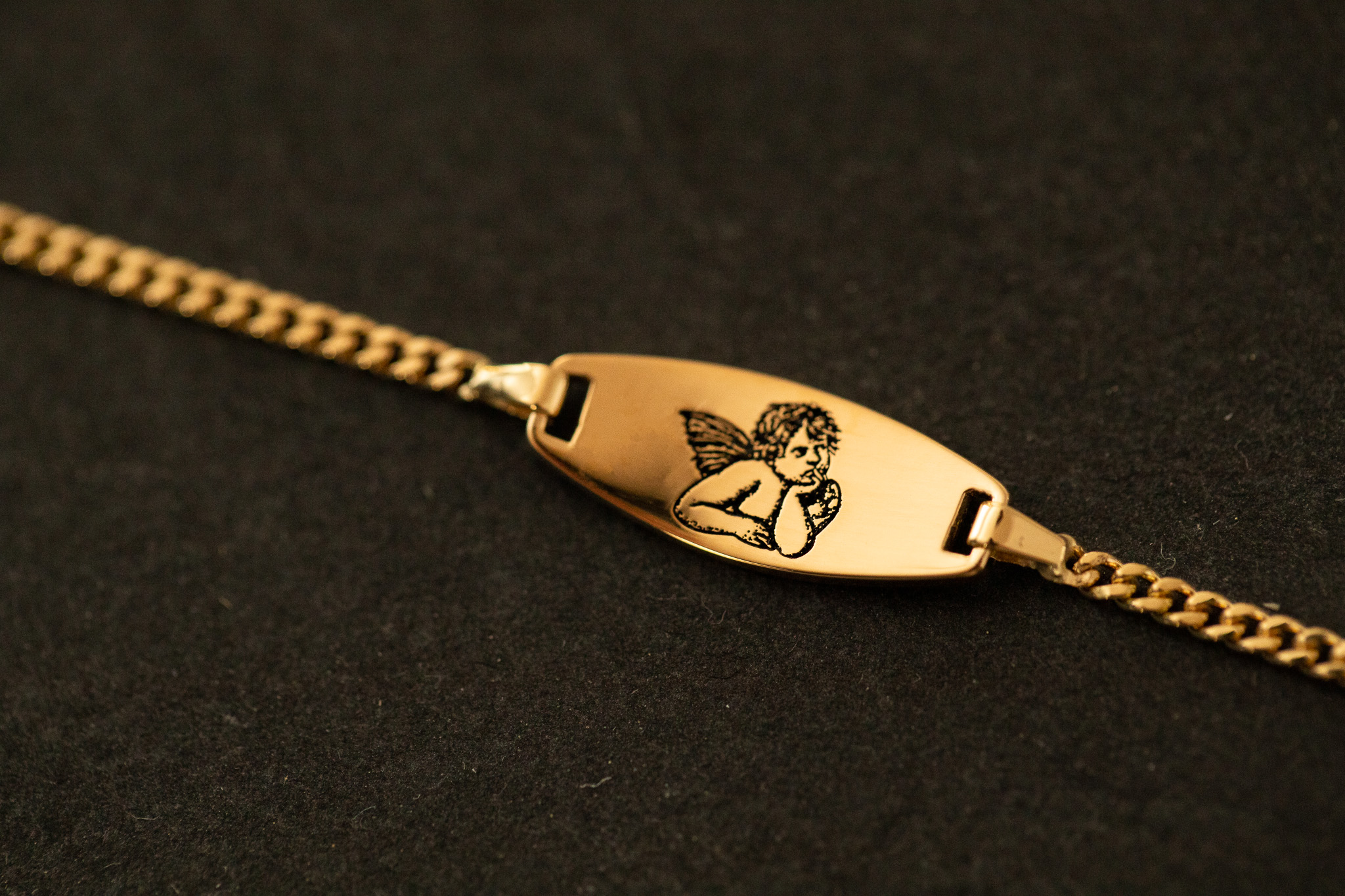 Bebé-Bracelet in Gelbgold 750 mit Laser-Fotogravur, Schutzengel