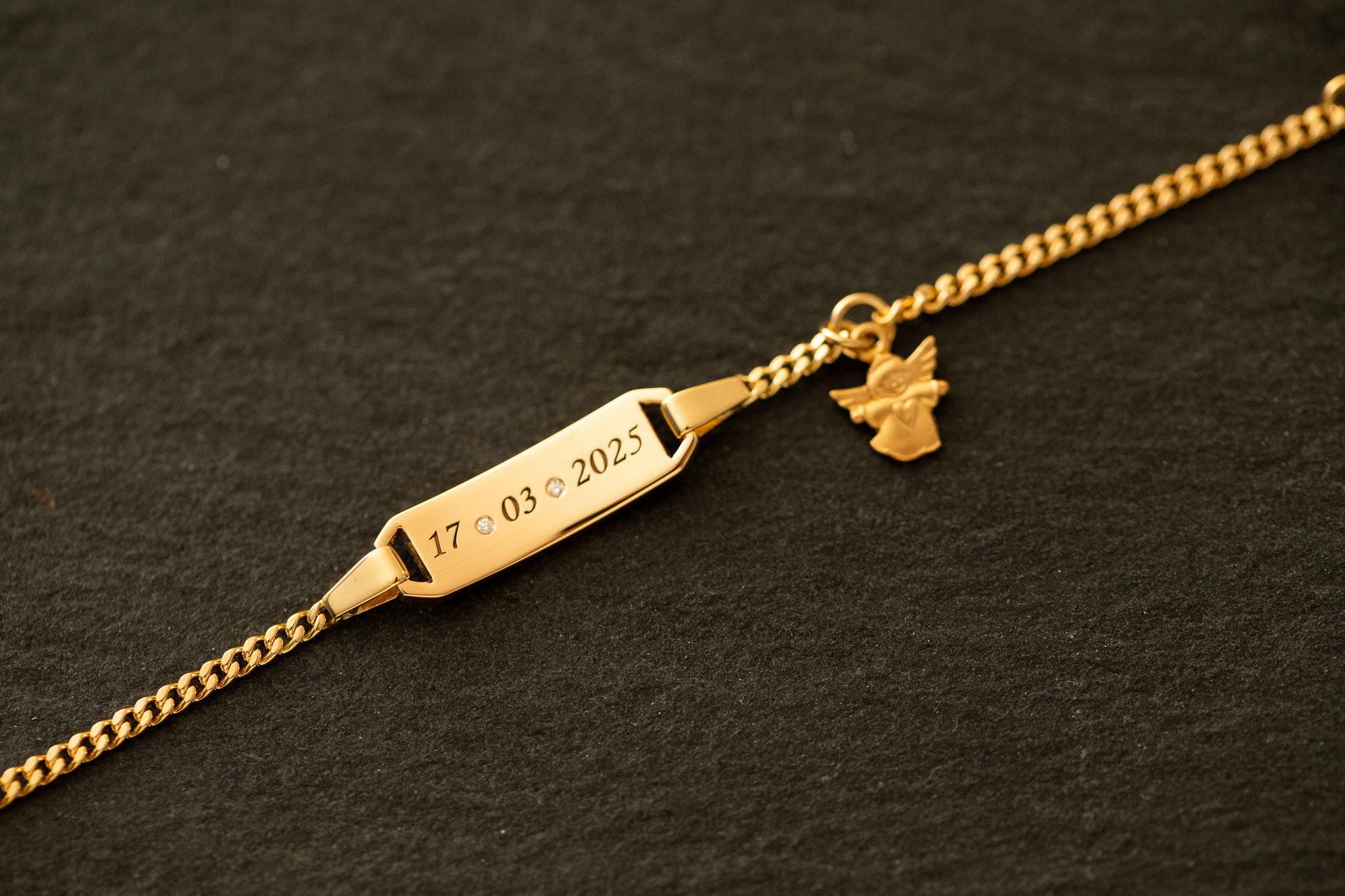 ID-Bracelet in Gelbgold 750 mit Lasergravur und Diamanten im Brillantschliff