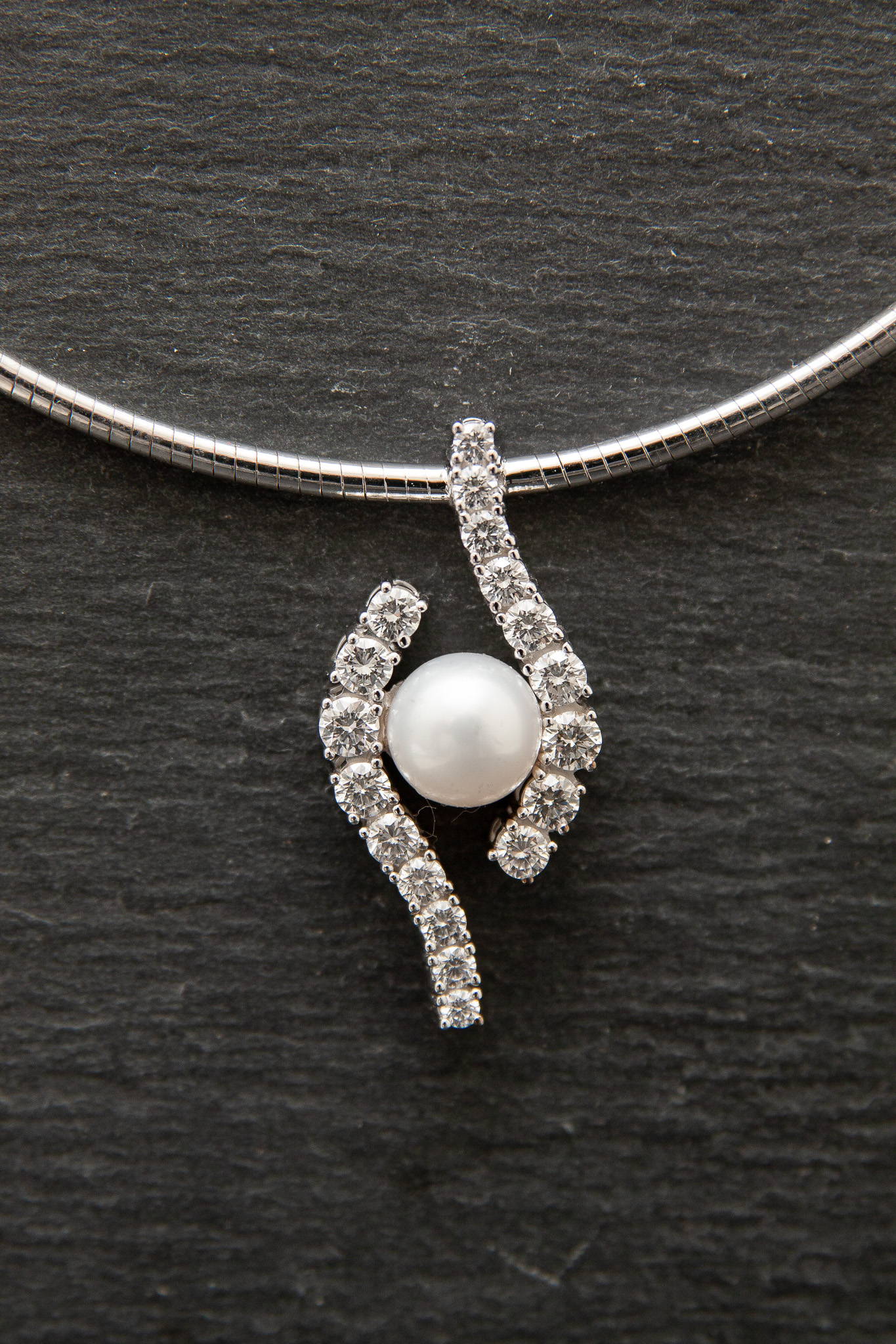 Anhänger in Weissgold 750 mit Perle und Diamanten im Brillantschliff 