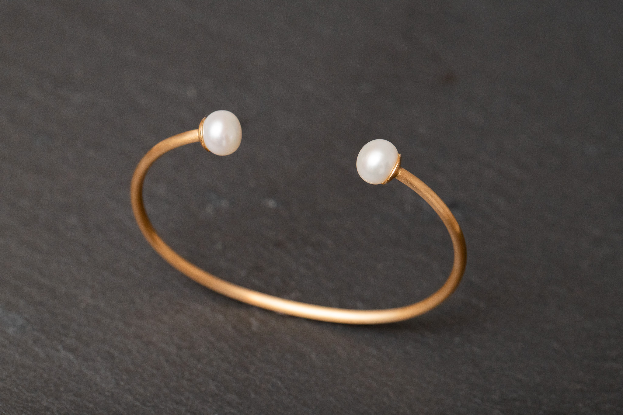 Armreif in Gelbgold 750 mit Perlen, rund, weiss 