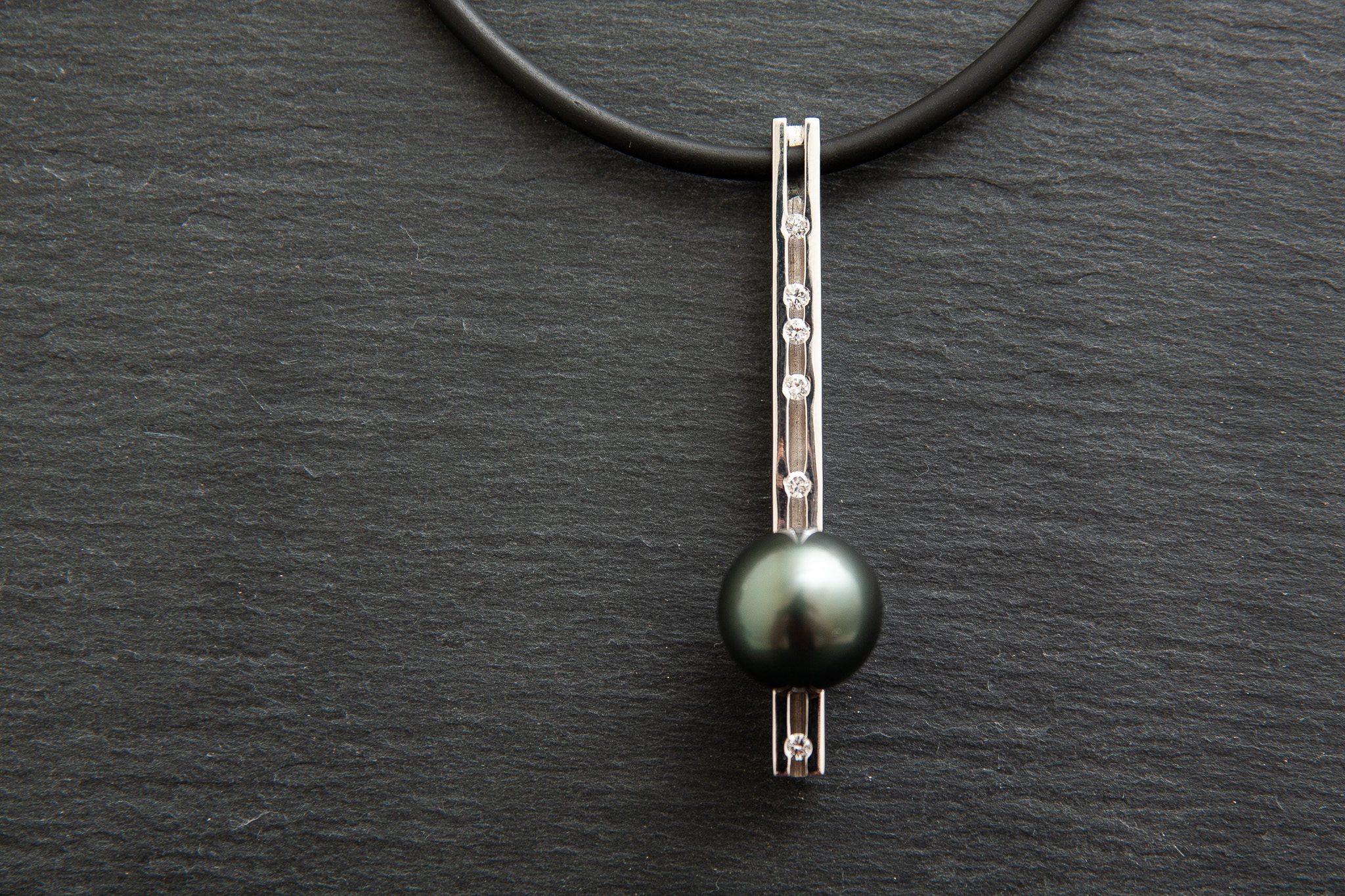 Anhänger in Weissgold 750 mit Tahitiperle und Diamanten im Brillantschliff