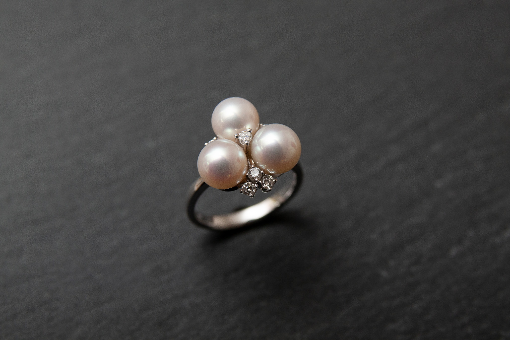 Damenring in Weissgold 750 mit Perlen und Diamanten im Brillantschliff