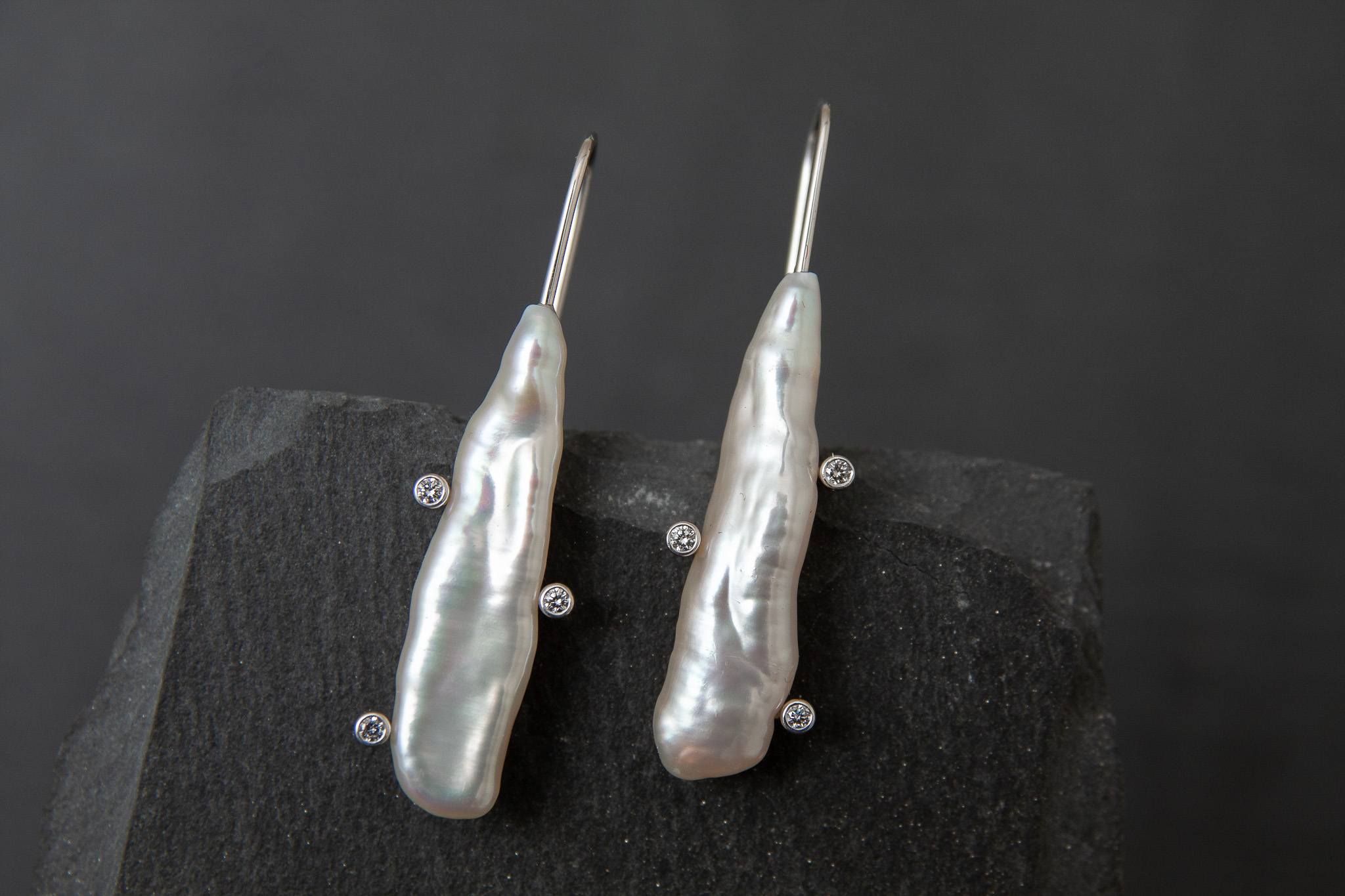 Ohrhänger in Weissgold 750 mit Biwa - Stick Perlen und Diamanten im Brillantschliff