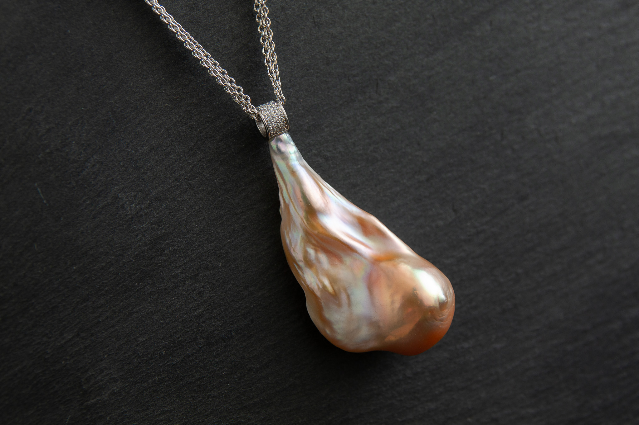 Anhänger mit Barock Perle und Diamanten im Brillantschliff