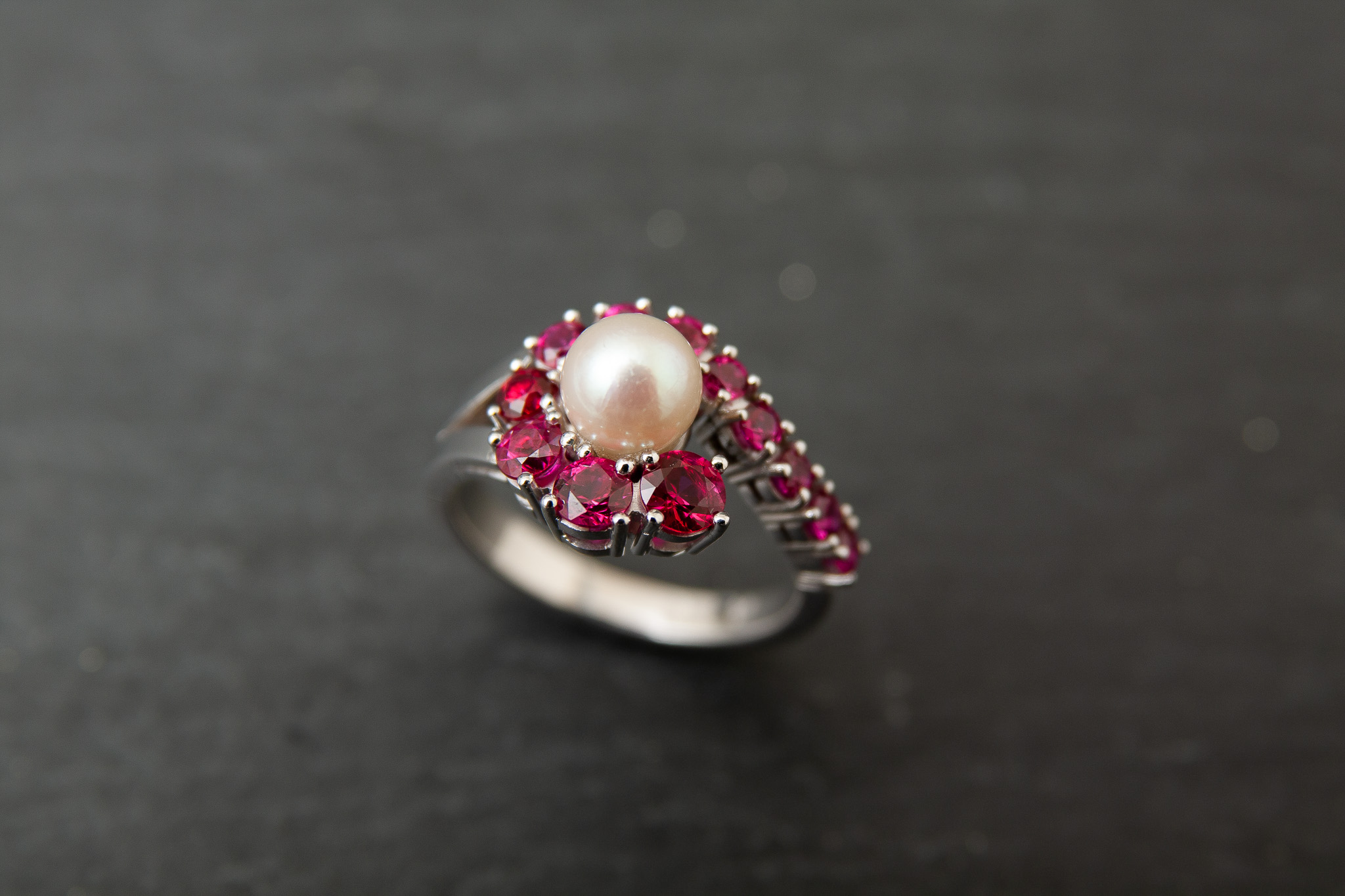 Damenring in Weissgold 750 mit Perle und Rubine im Brillantschliff 