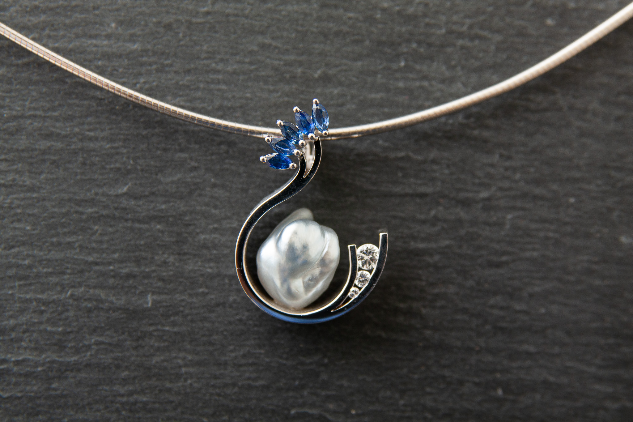 Anhänger in Weissgold 750 mit Perle, Saphir Navetten und Diamanten im Brillantschliff