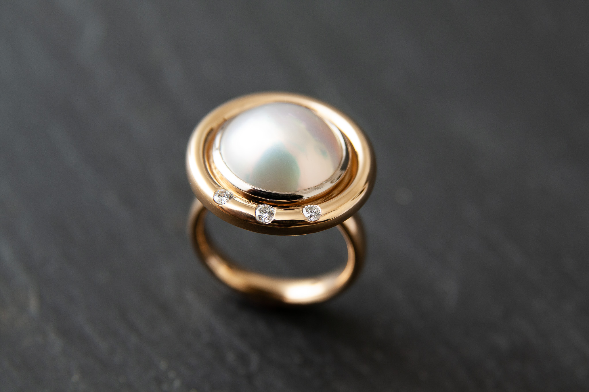 Damenring in Gelbgold 750 mit Mabe - Perle und Diamanten im Brillantschliff