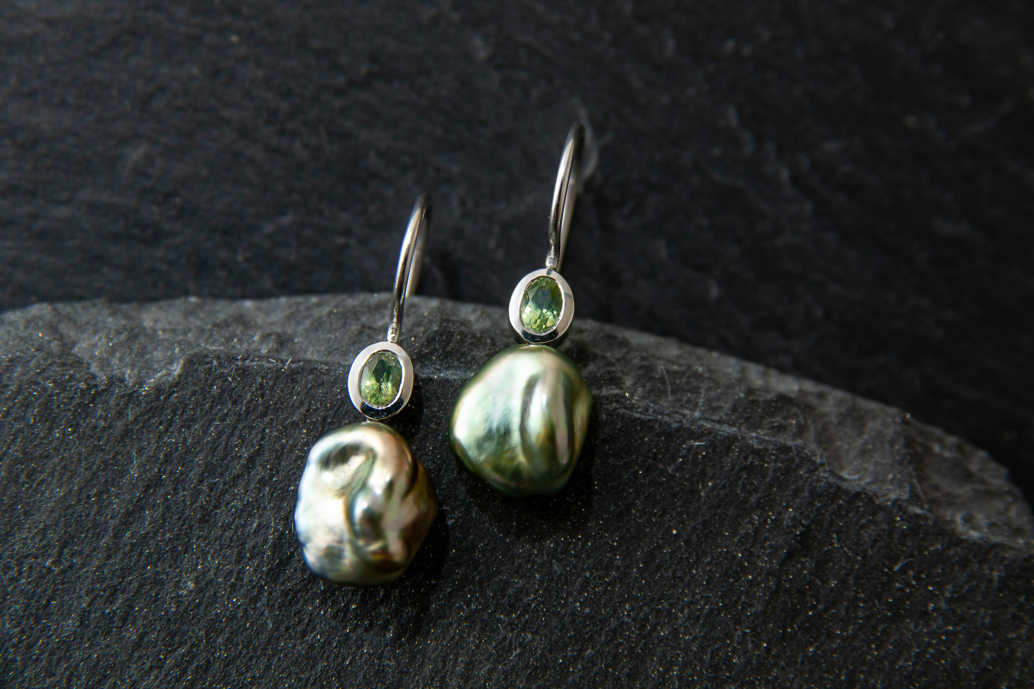 Ohrhänger in Weissgold 750 mit Tahitiperlen und Peridot,, oval, facettiert