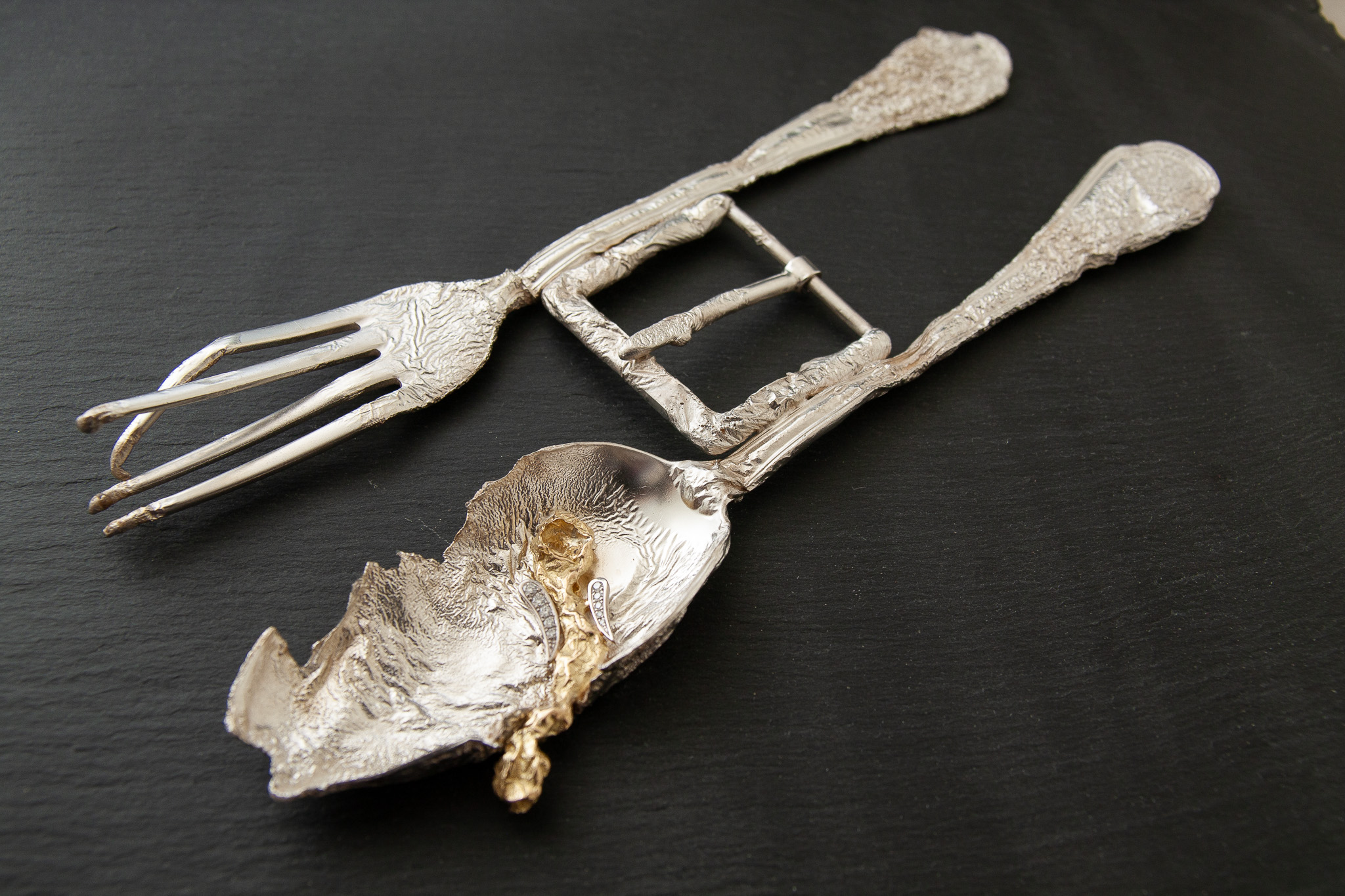 Gurtschnalle in Silber 925 mit Gelbgold 750 aus Besteck mit Diamanten im Brillantschliff