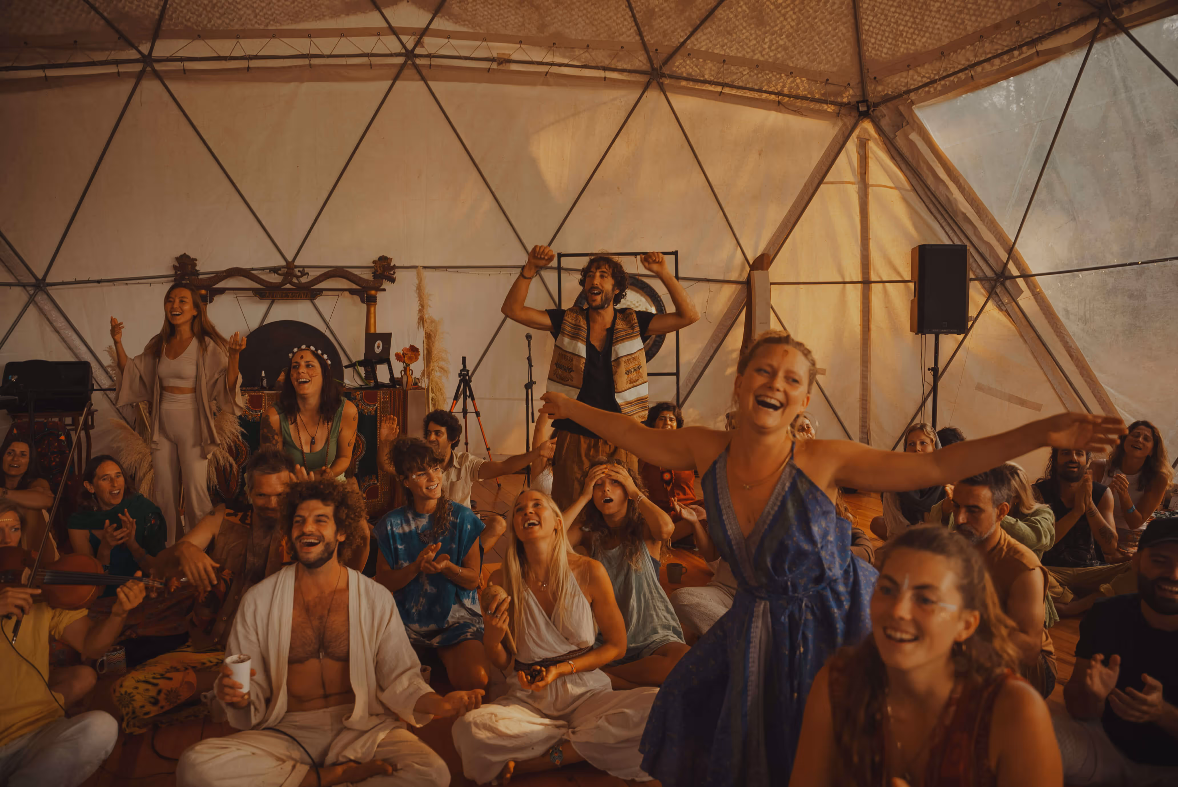 cacau cerimony people singing