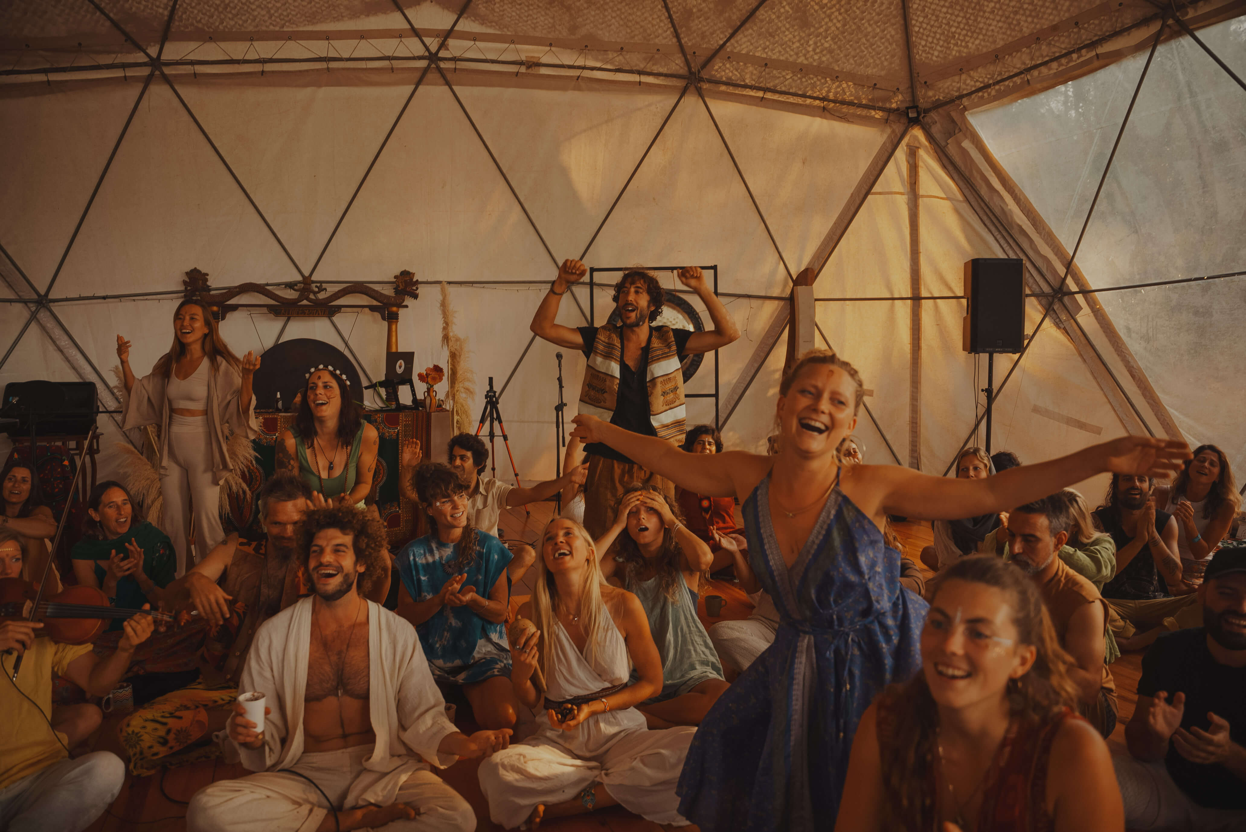 cacau cerimony people singing