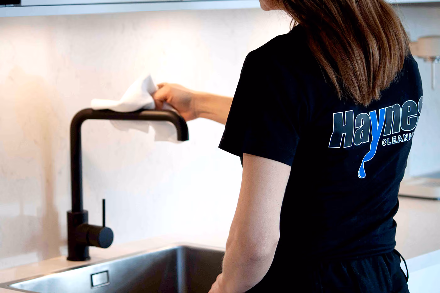 Haynes Cleanings egen personal torkar av köket vid en flyttstädning i Göteborg