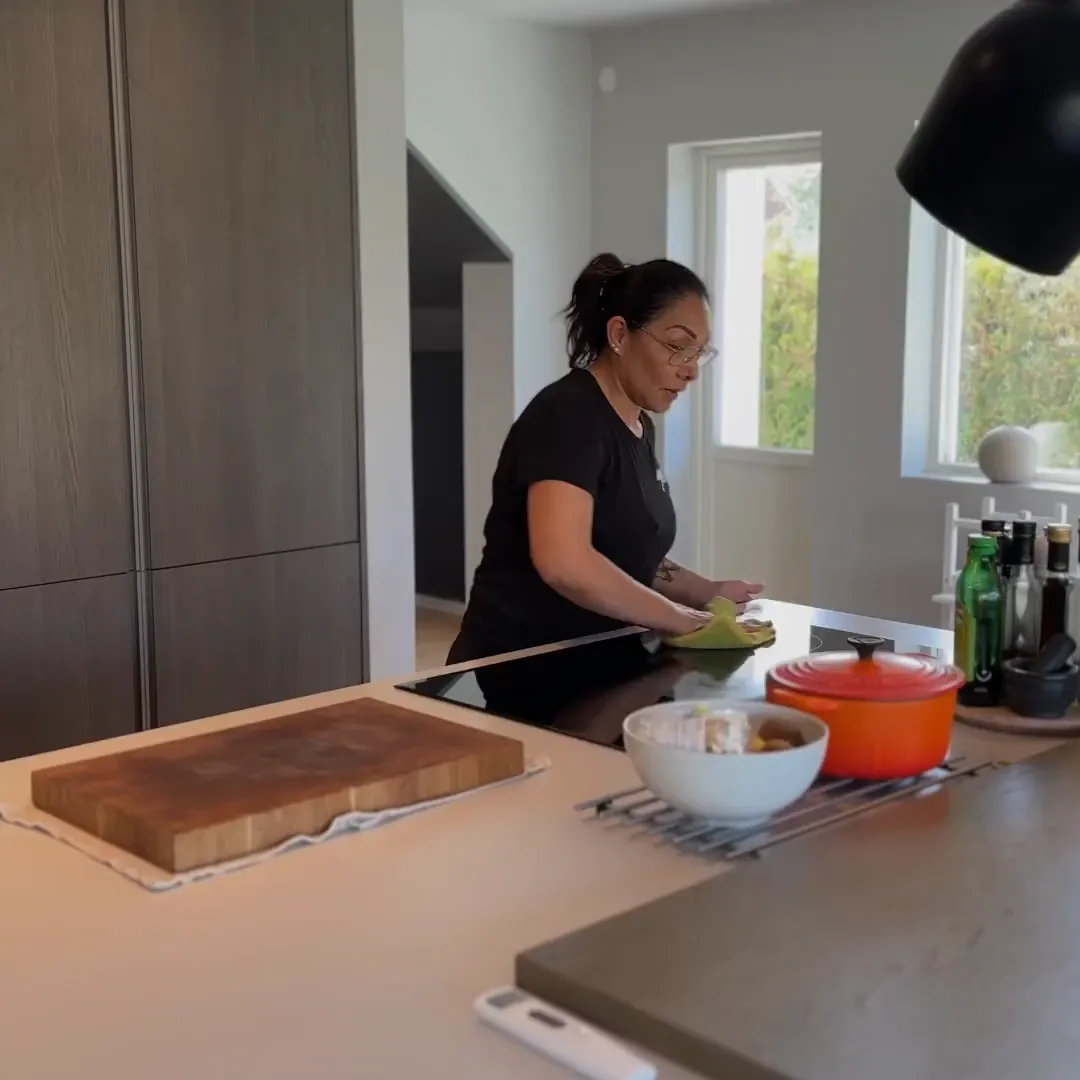 Städare från Haynes Cleaning torkar av köksbänken.