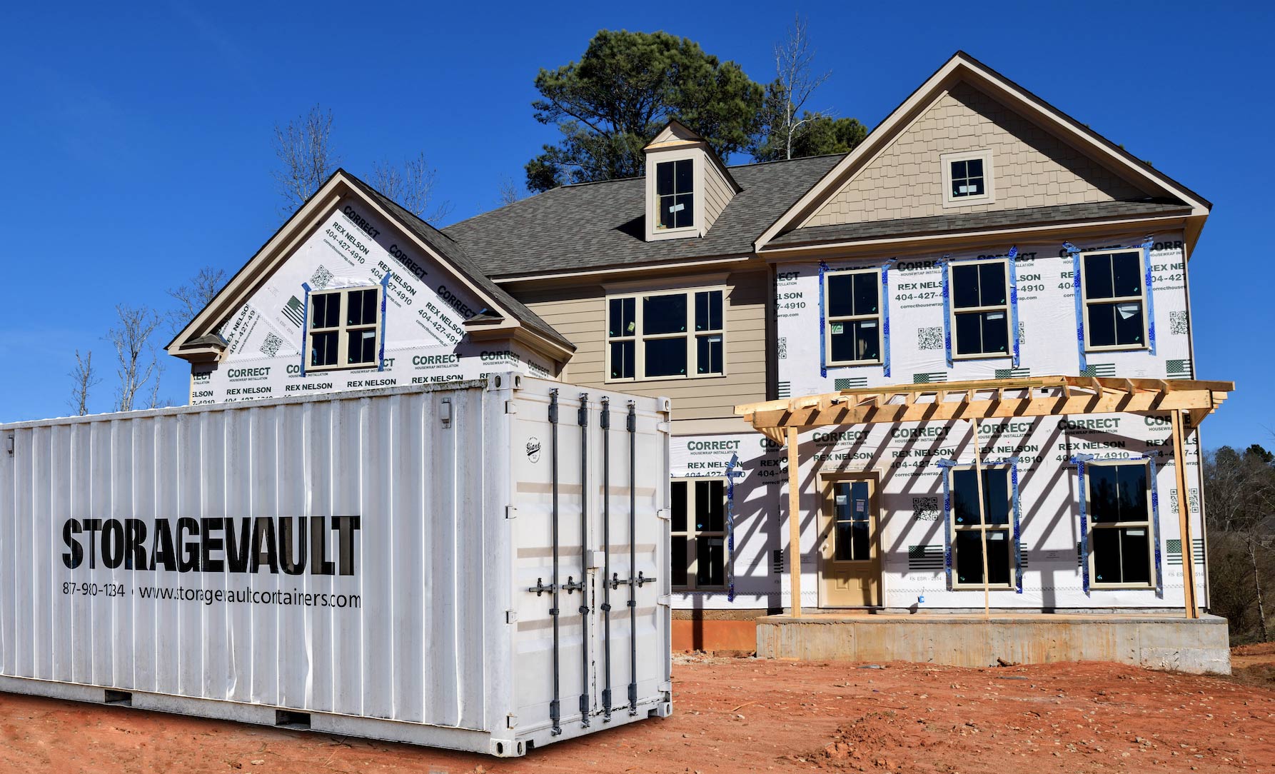 Conteneur d'entreposage portatif ouvert vide sur un chantier de construction