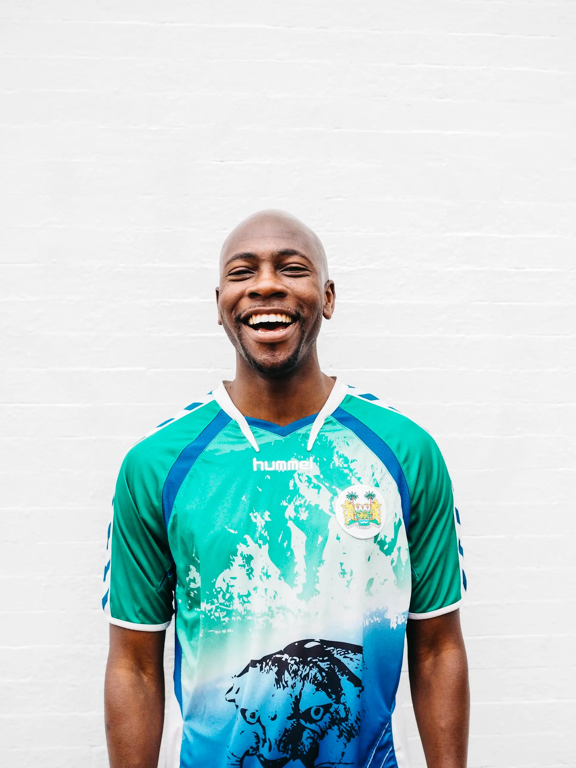 homme qui sourit maillot de football