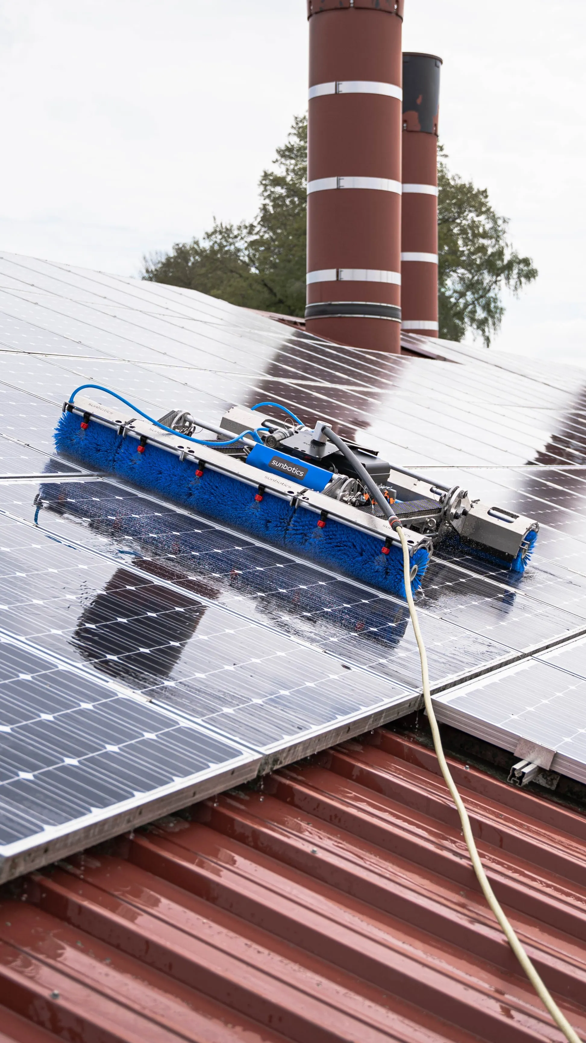 Solarreinigungsroboter im Einsatz auf einem Solarpanel auf einem Dach