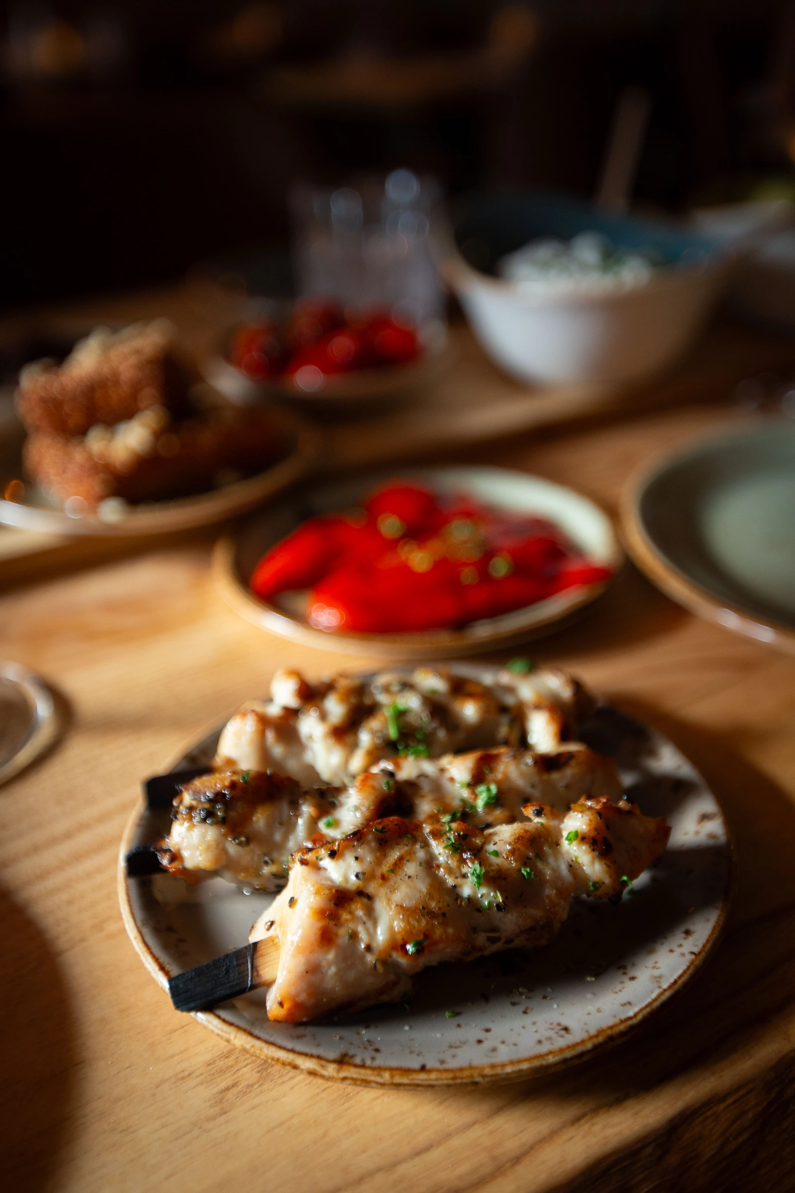 Gegrillte Hähnchenspieße auf einem Teller als griechische Spezialität im Restaurant Mezedes.