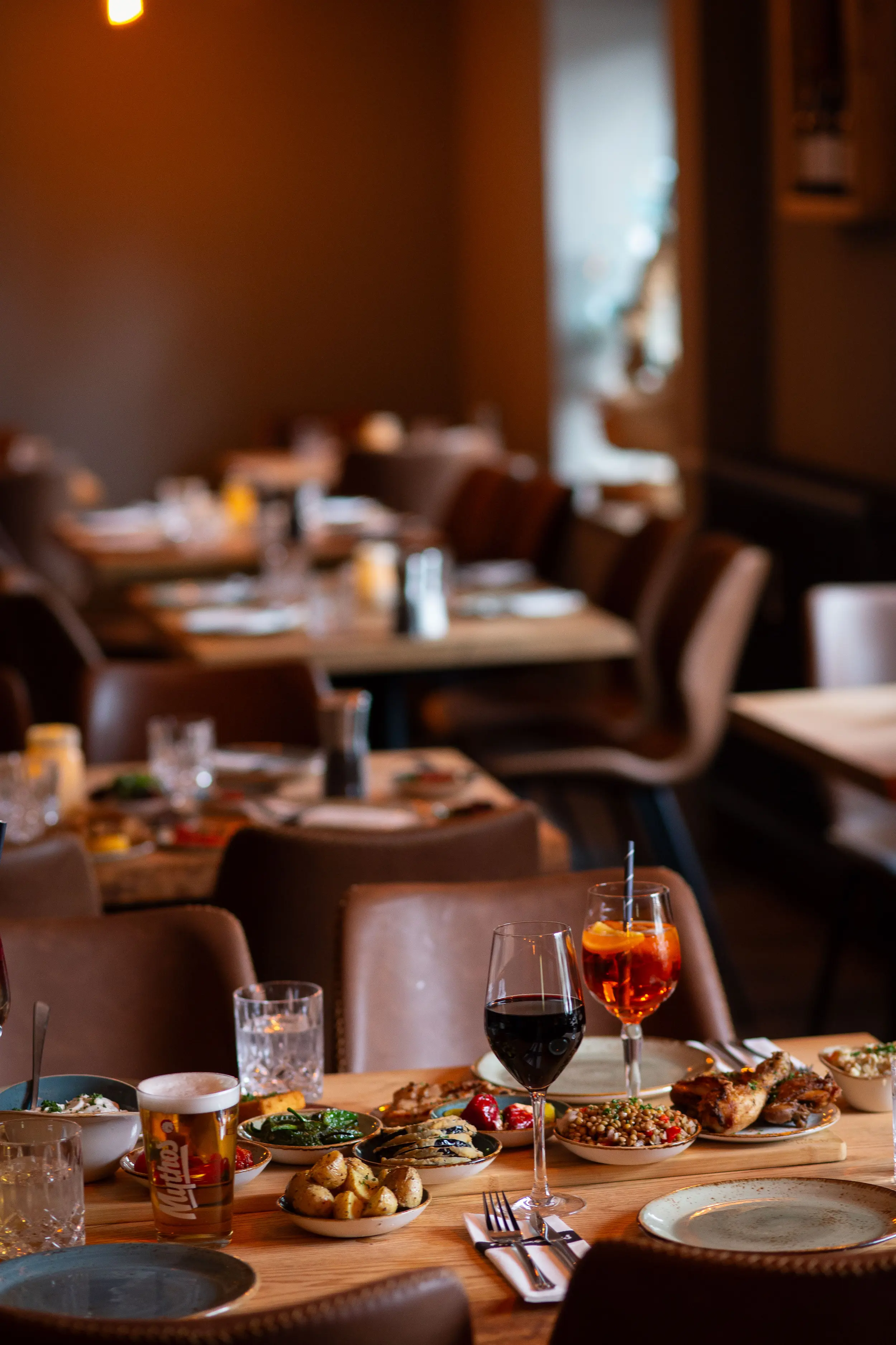 Gedeckter Tisch mit griechischen Mezedes und Getränken im Restaurant Osterstraße