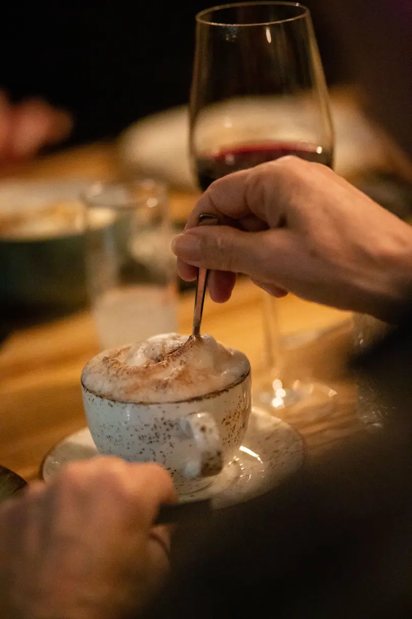 Cappuccino mit Milchschaum im Restaurant Mezedes Eppendorf
