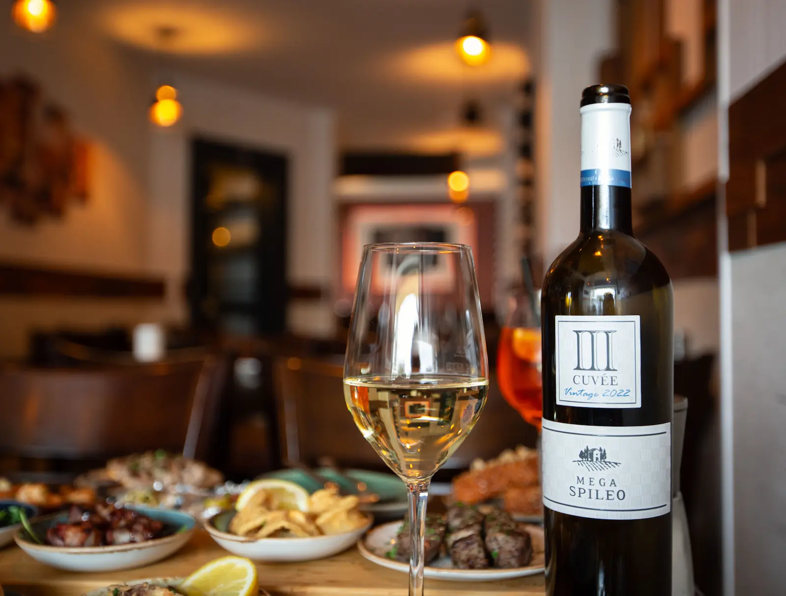 Griechischer Weißwein mit verschiedenen Mezedes im Restaurant Mezedes Eppendorf