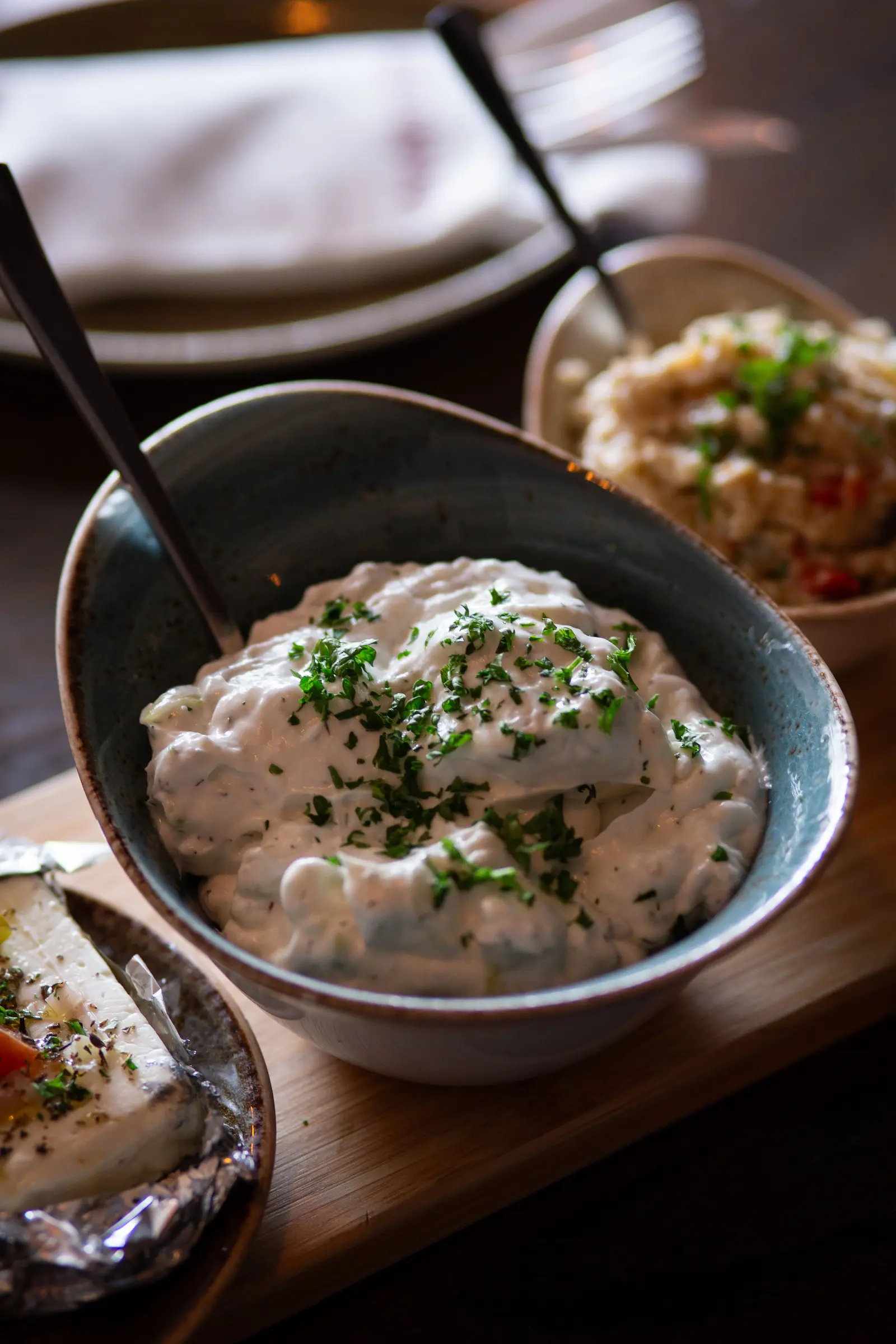 Cremiges griechisches Tzatziki mit frischen Kräutern als Mezedes