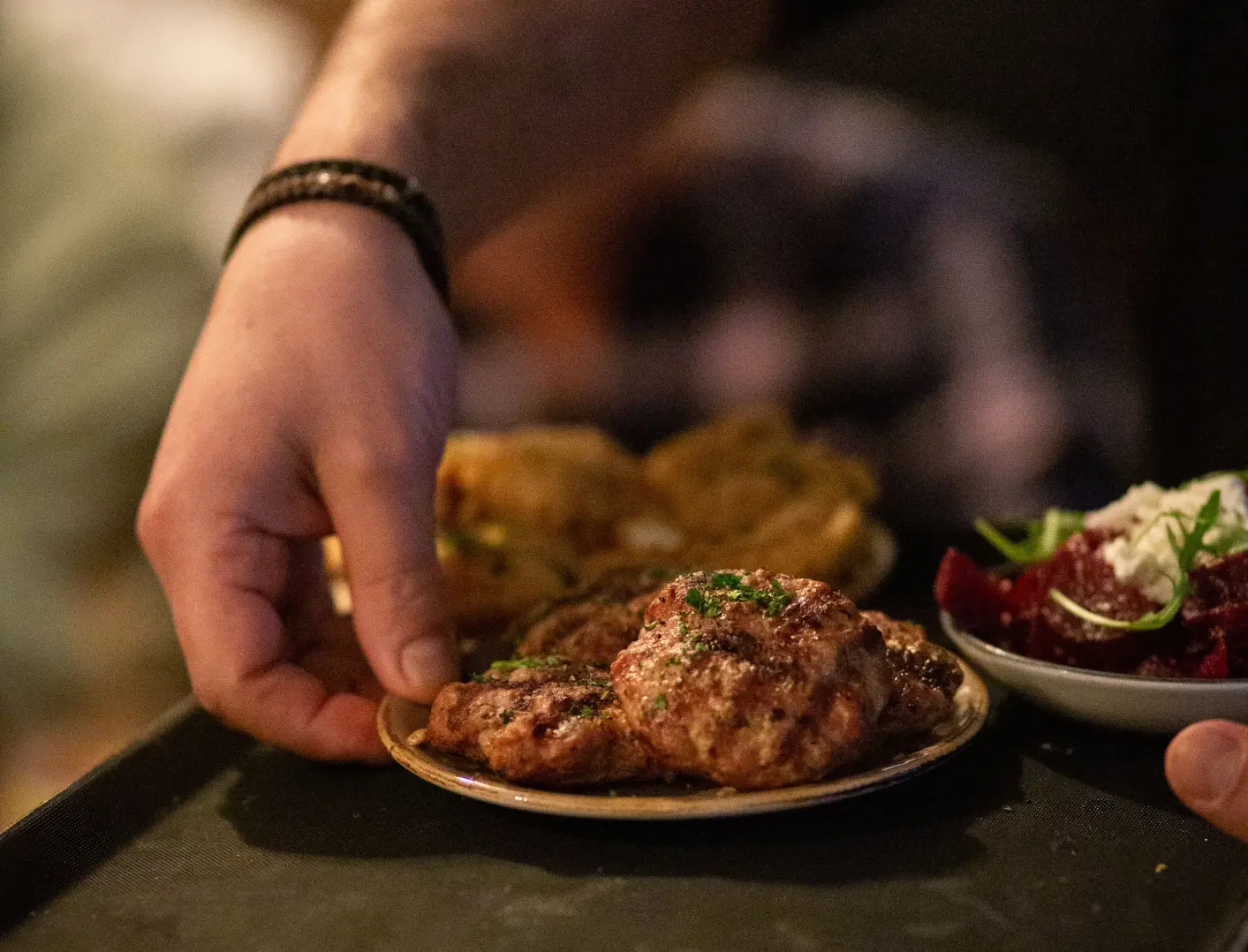 Gegrillte Fleisch-Mezedes mit griechischen Beilagen werden serviert