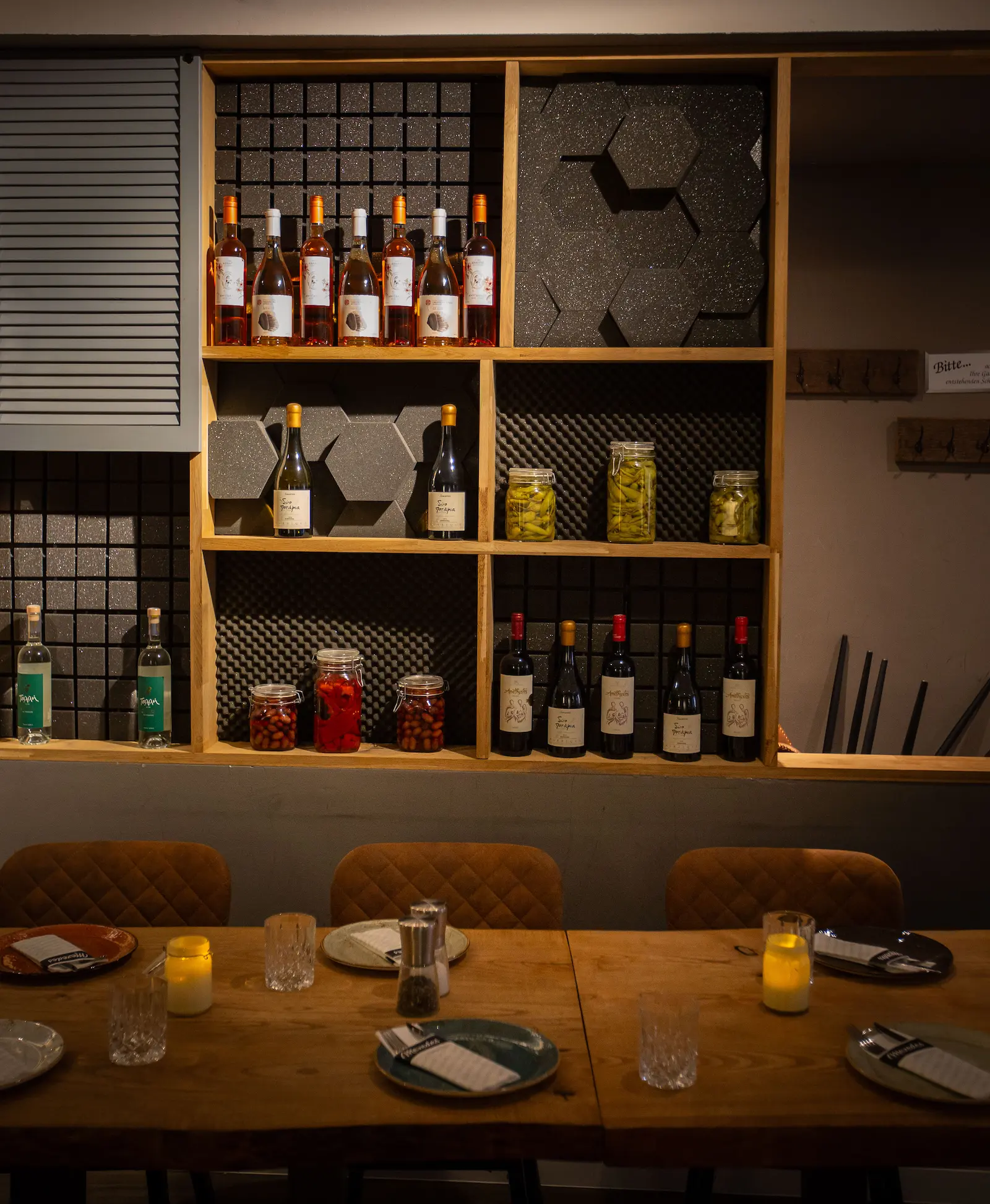 Gedeckter Tisch vor einem Weinregal im Mezedes Großneumarkt