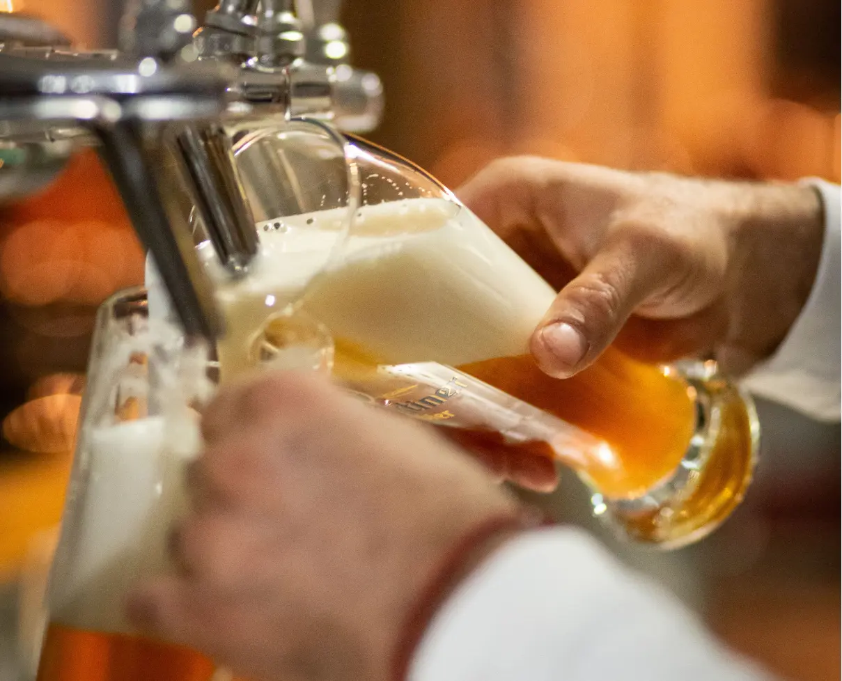 Frisch gezapftes Bier wird an der Theke eingeschenkt