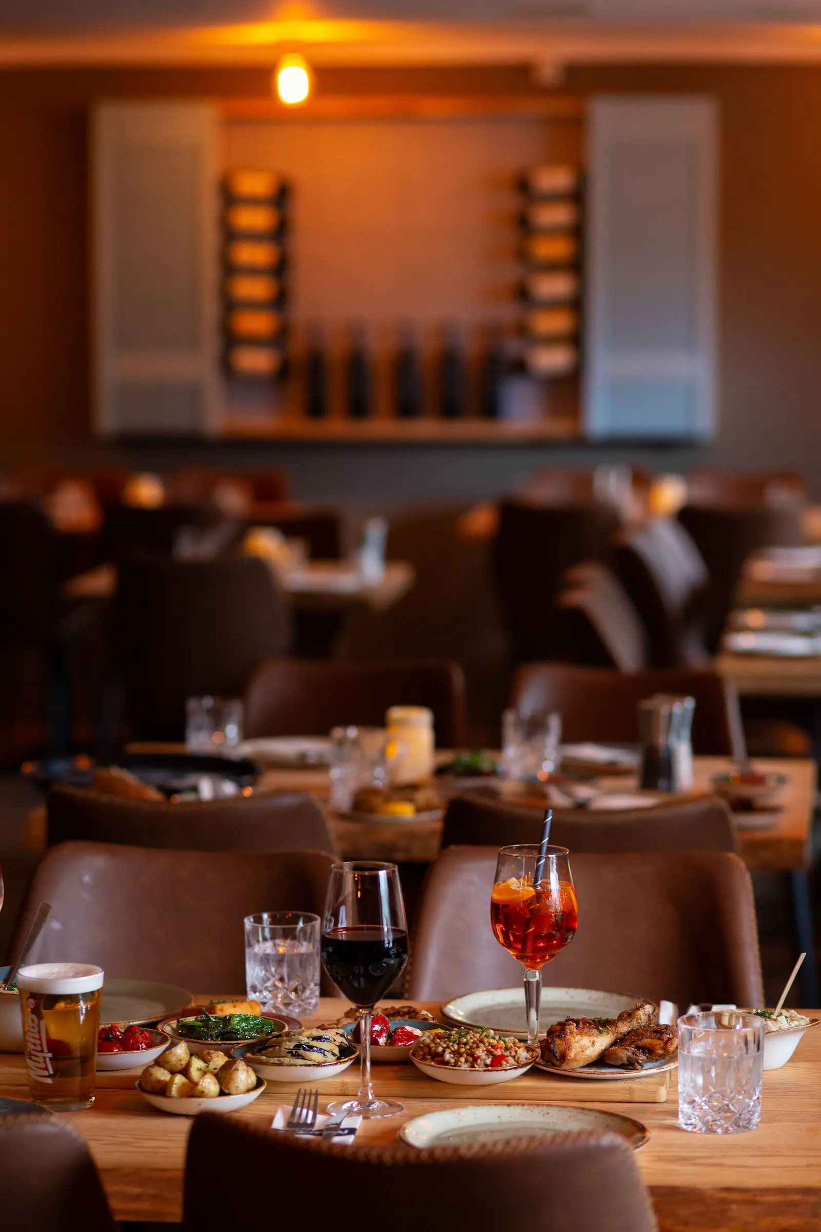 Griechische Mezedes auf einem gedeckten Tisch im Restaurant Mezedes Eimsbüttel