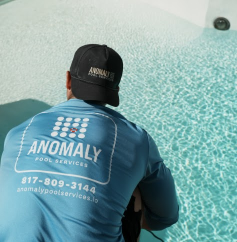 Technician cleaning a pool in Grapevine Texas 