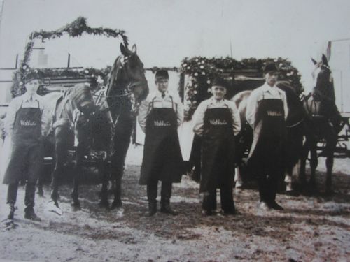 Ein altes Foto von den damaligen Pferdekutschen von Wahl & Co