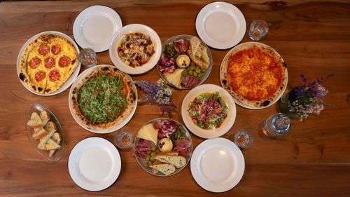 Bord med utvalgdte pizzaer, pasta og snacksfat i Pieno restaurant i Larvik.