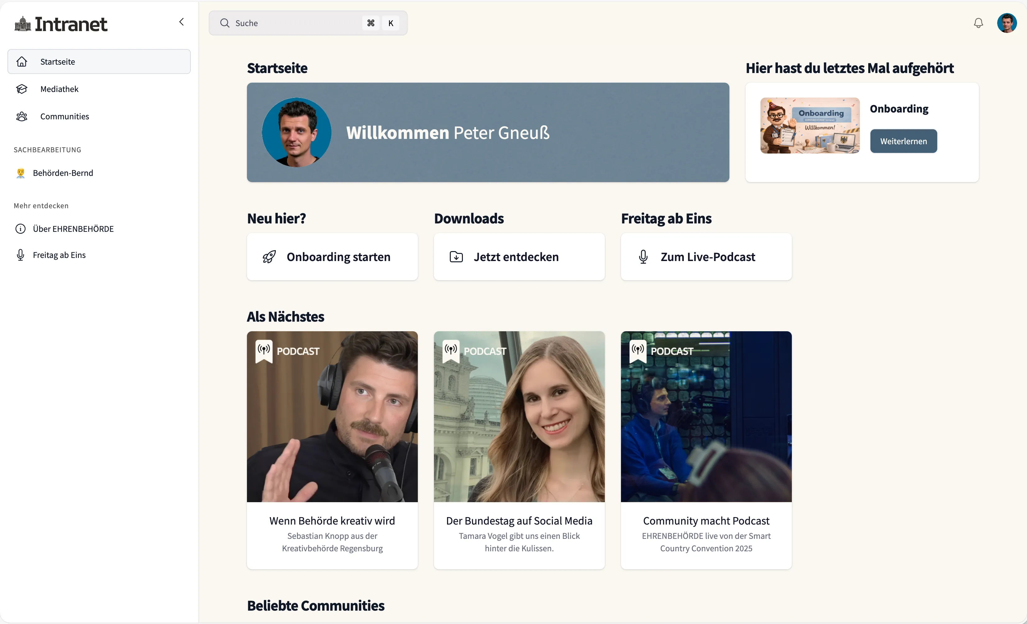 Zwei Menschen lächeln während einer Videokonferenz in einer Zoom-Sitzung, einer Frau mit langen braunen Haaren und eines Mannes mit hellbraunem Haar und Bart.
