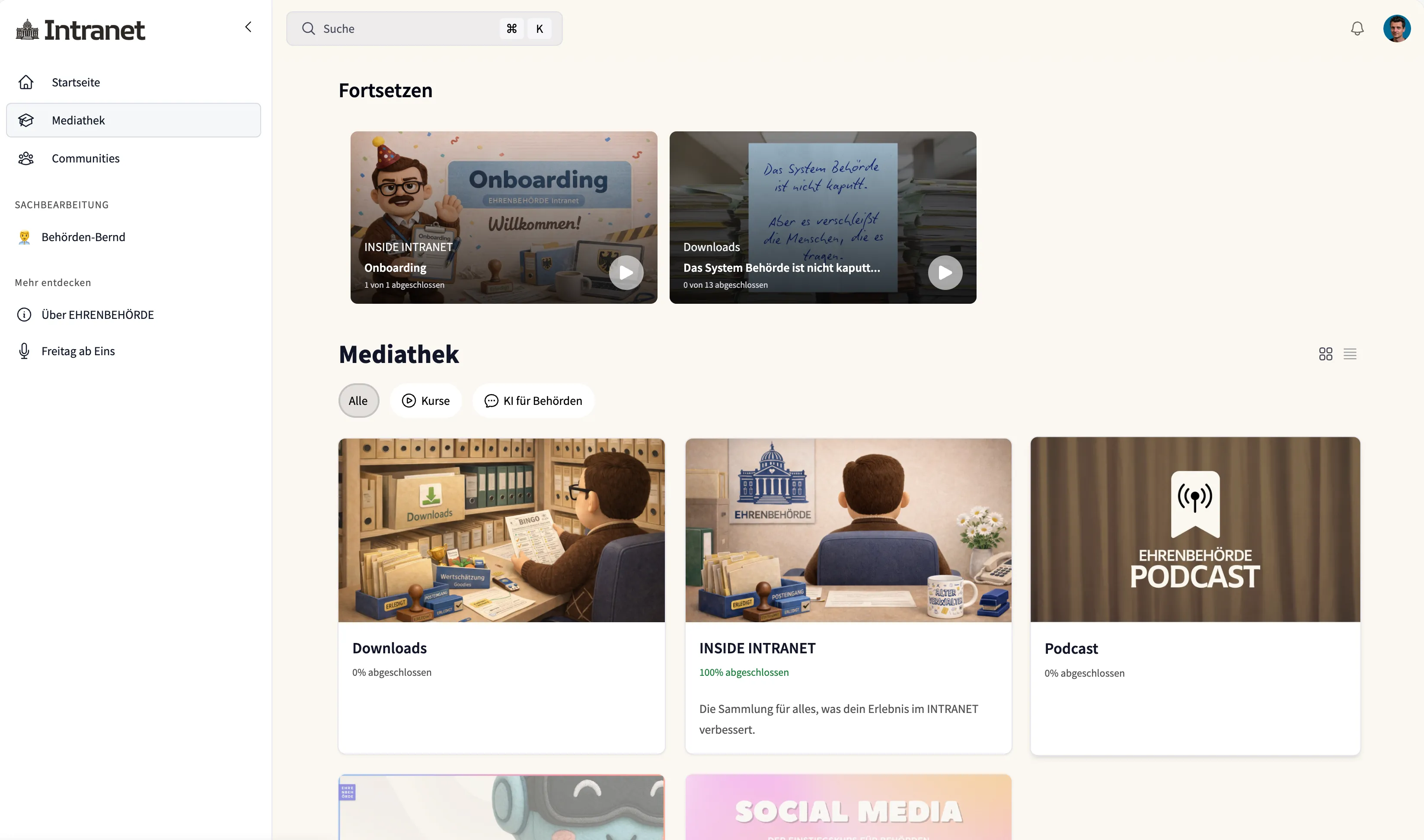 Leerer Notizblock, gelber Bleistift, Brille, Smartphone, Laptop und Pflanze auf weißem Schreibtisch.
