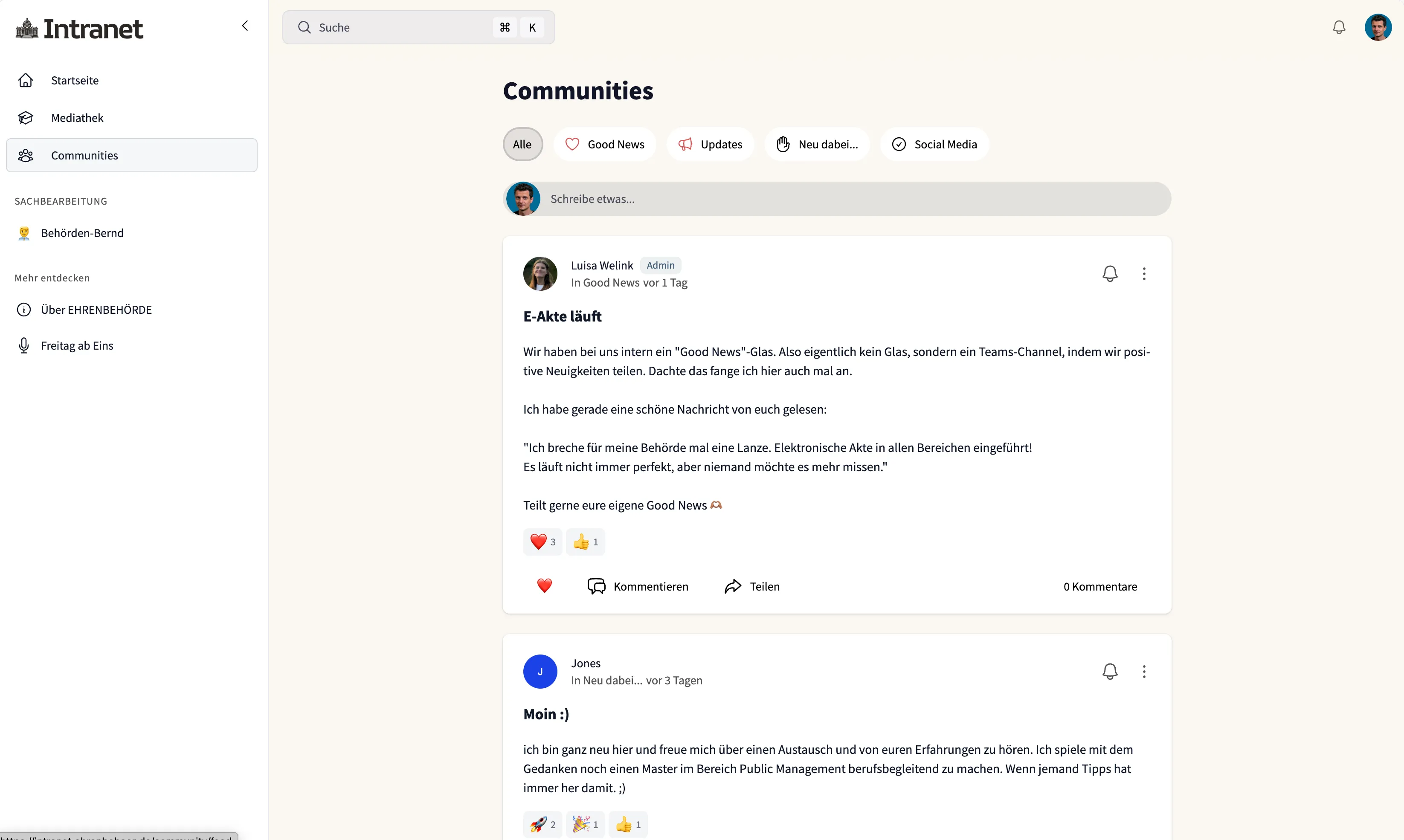 Zwei Geschäftsleute diskutieren vor einem weißen Whiteboard mit Diagrammen und Notizen.