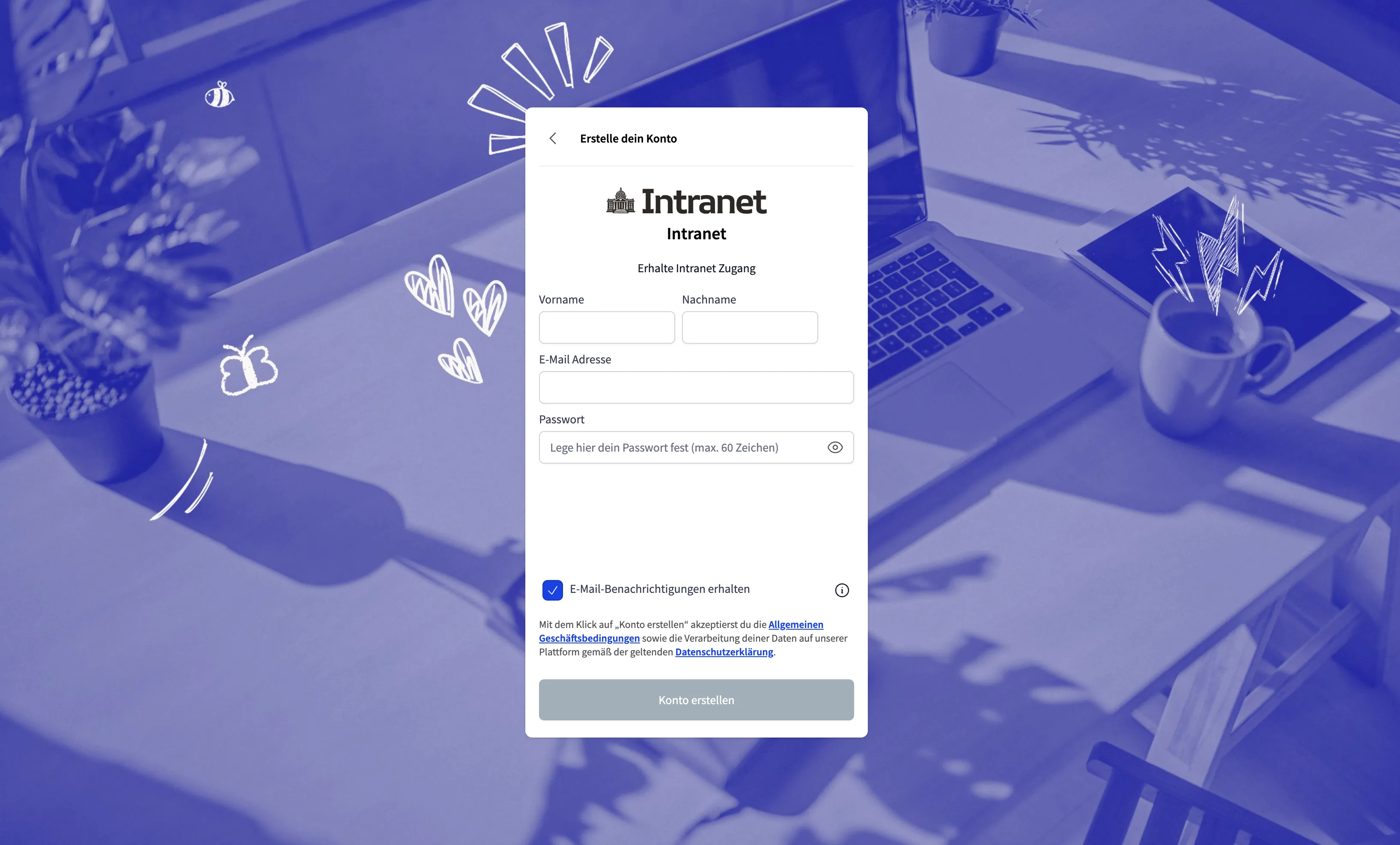 Leerer Notizblock, gelber Bleistift, Brille, Smartphone, Laptop und Pflanze auf weißem Schreibtisch.