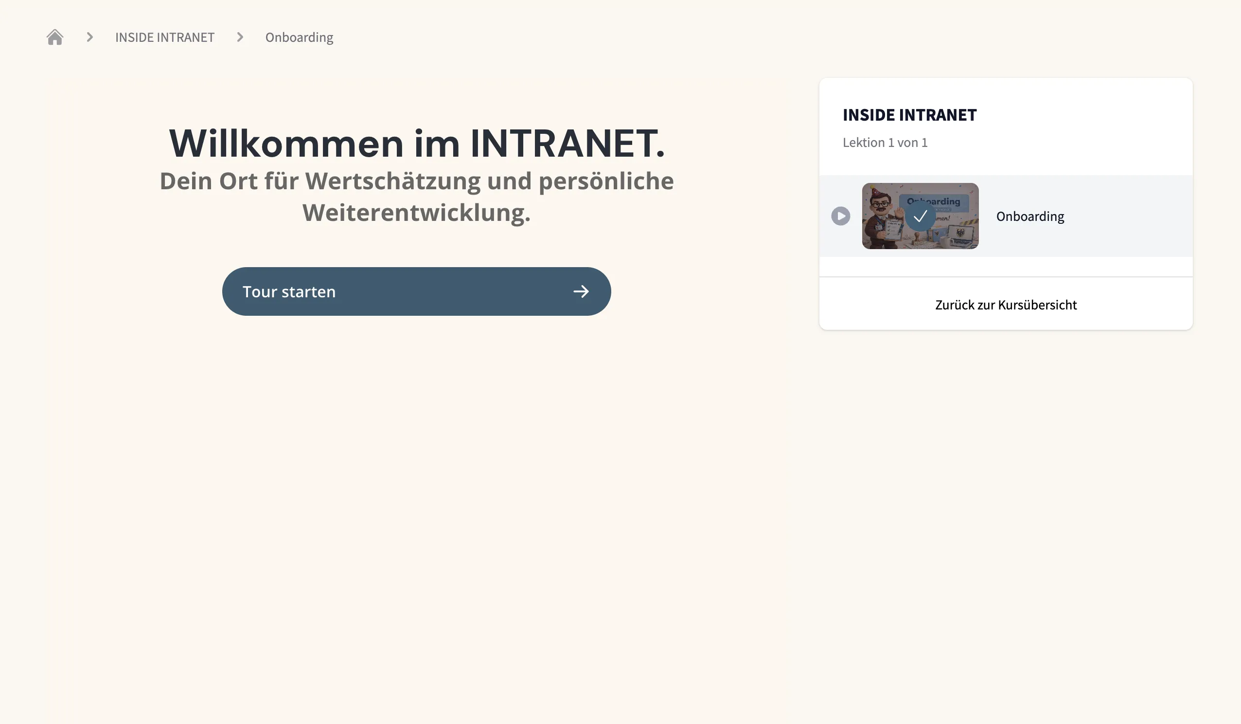 Leerer Notizblock, gelber Bleistift, Brille, Smartphone, Laptop und Pflanze auf weißem Schreibtisch.
