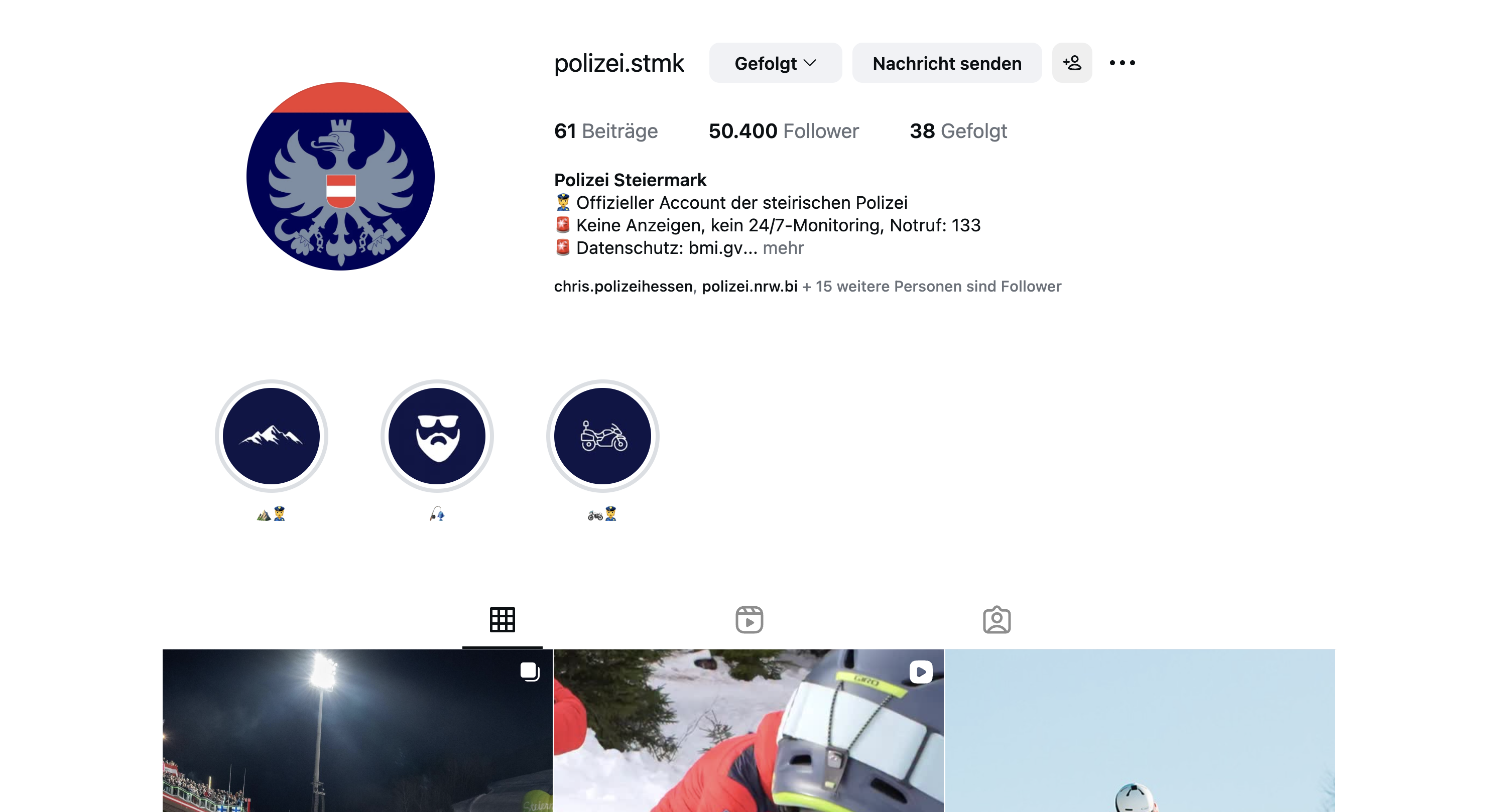 Zwei Geschäftsleute diskutieren vor einem weißen Whiteboard mit Diagrammen und Notizen.