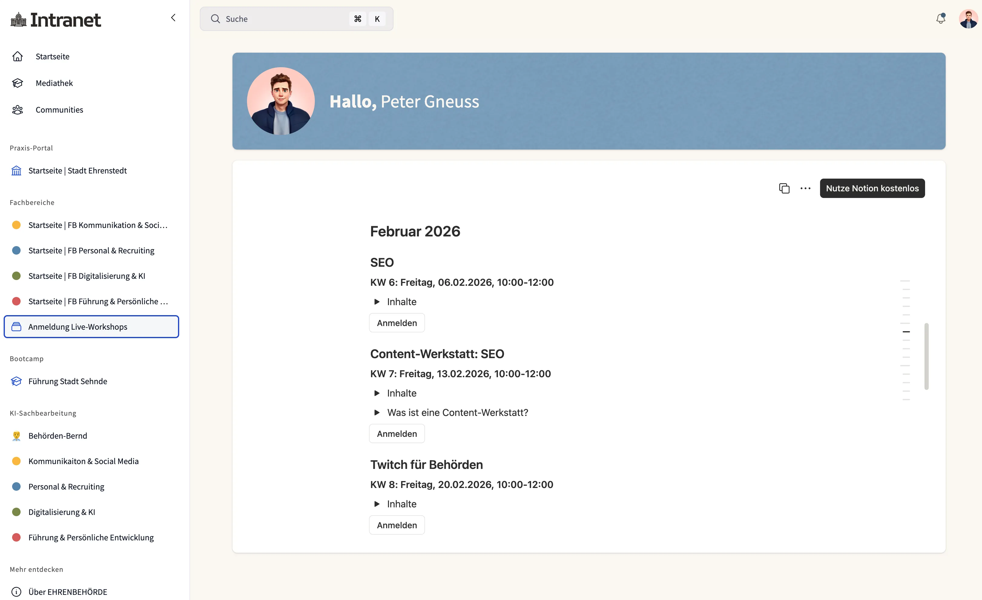 Weiße Kaffeemaschine mit offenem Deckel und braunem Papierfilter, steht auf einer hellen Unterlage neben einer Steckdosenleiste mit mehreren Kabeln.