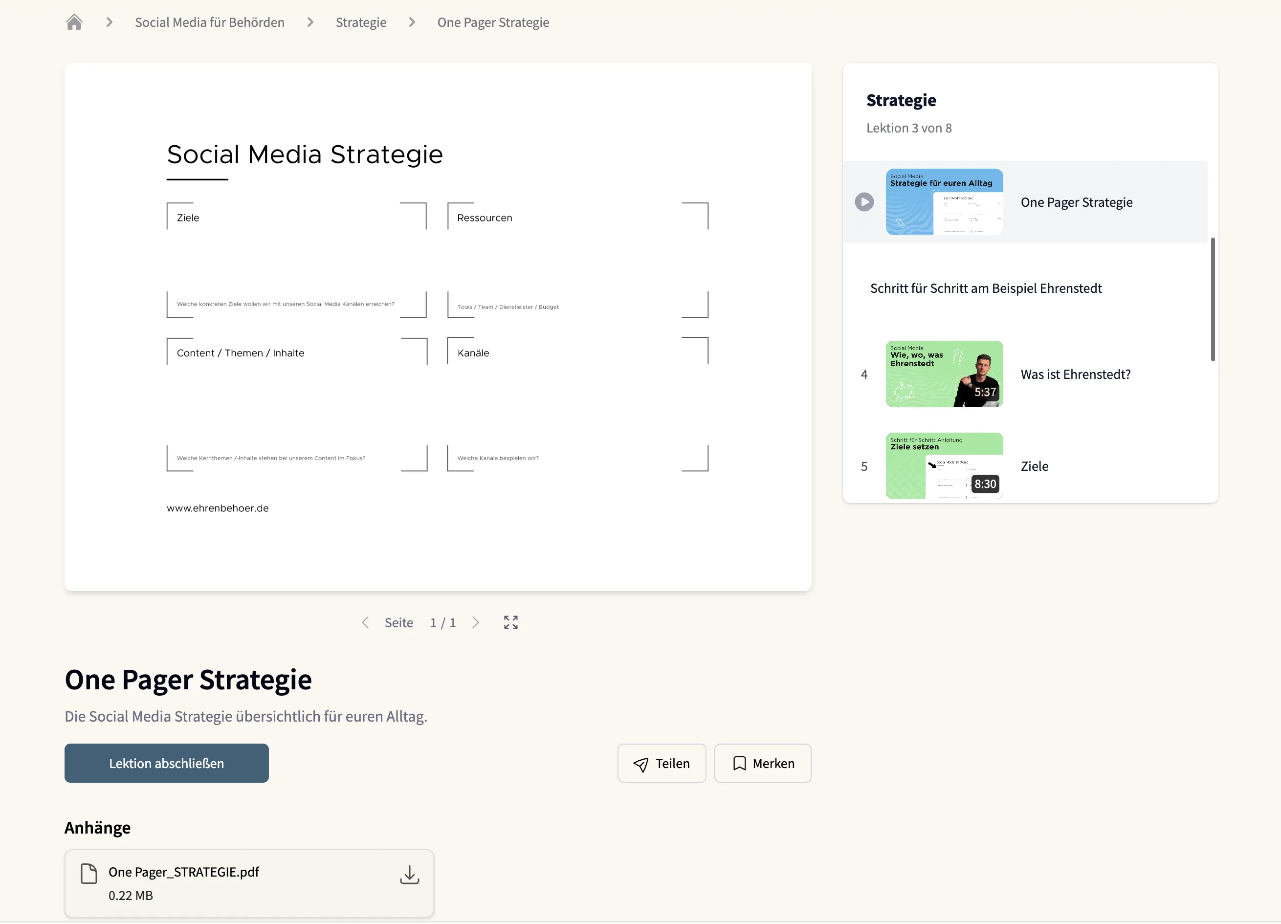 Zwei lächelnde Erwachsene, ein Mann in blauem Hemd und eine Frau in beigem Blazer, die sich gegenüber sitzen und Blickkontakt halten.