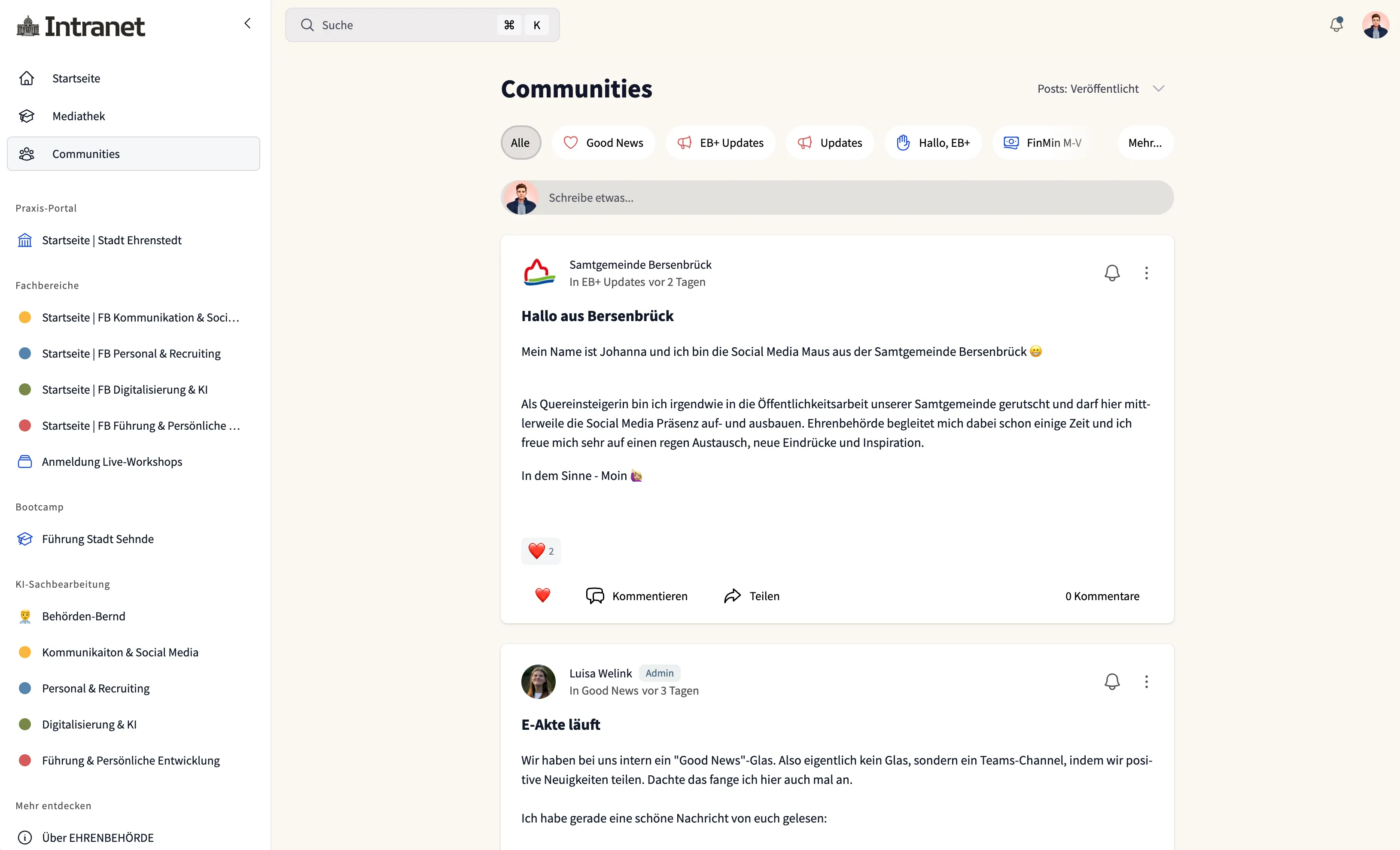 Postkarte mit handgeschriebener Notiz in blauer Tinte: 'Behörden sind verdammt wichtig. Deine Arbeit ist verdammt wichtig.'