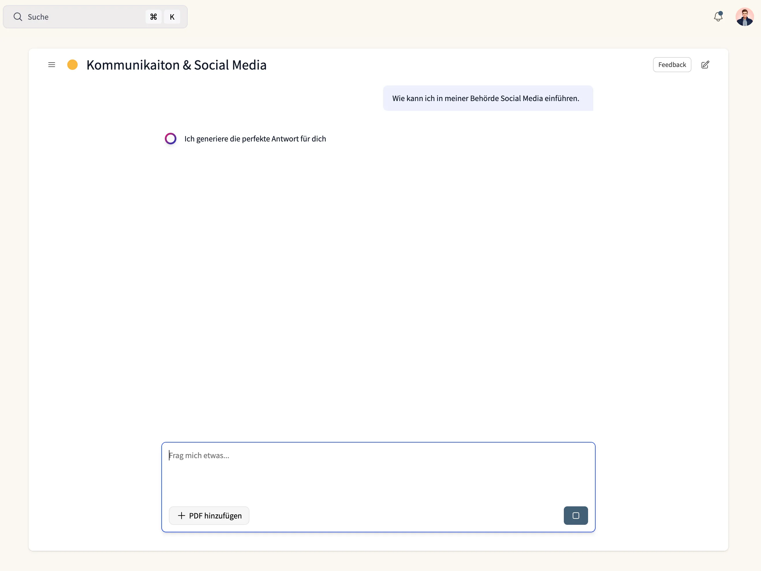 Schneebedeckte Heckscheibe eines Opel Corsa mit der handgeschriebenen Aufschrift: 'Danke an alle Behördenmenschen, die gerade Tag und Nacht für uns arbeiten.' und ein Herz darunter.